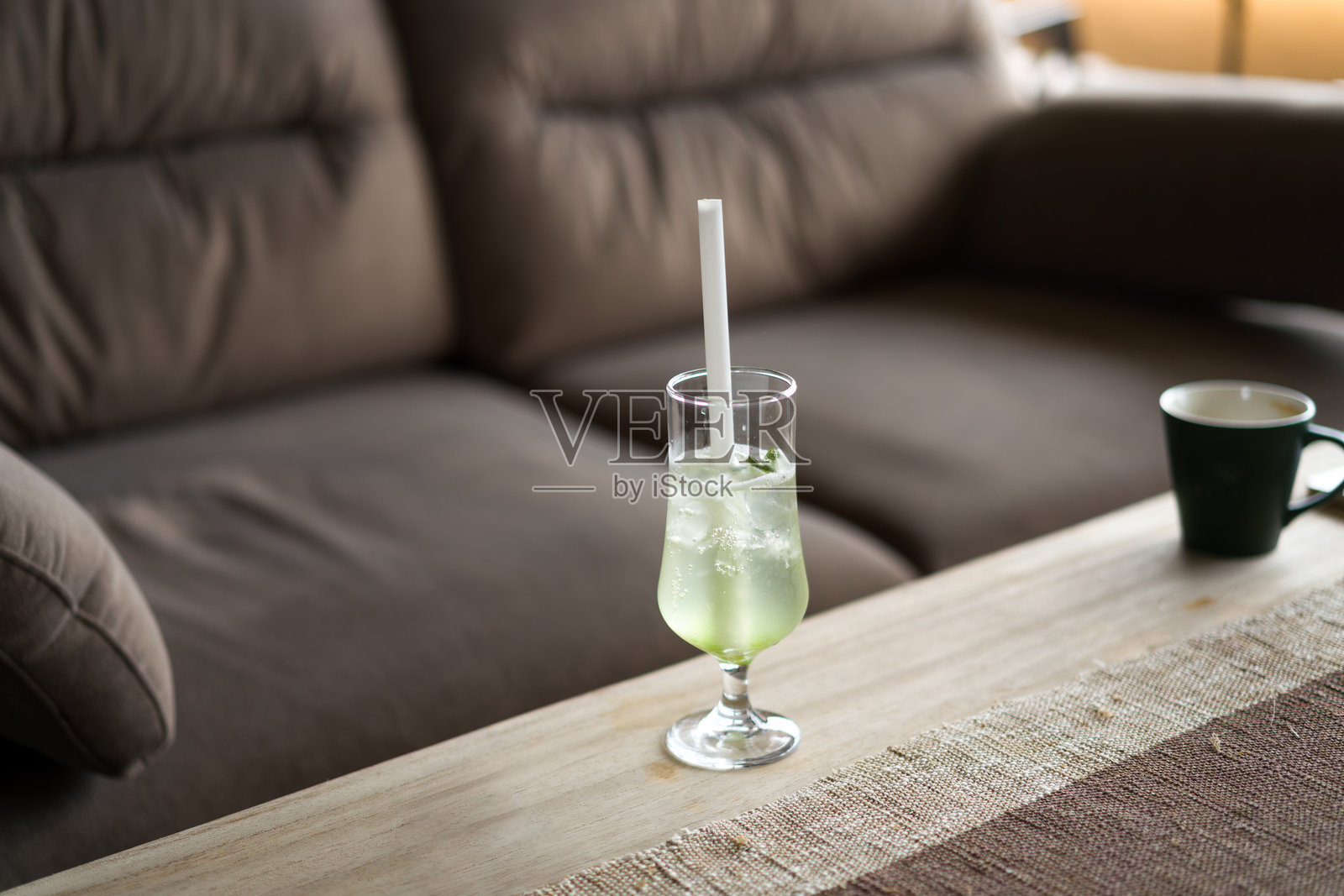 木质茶几上青柠饮品与咖啡杯静物照片摄影图片