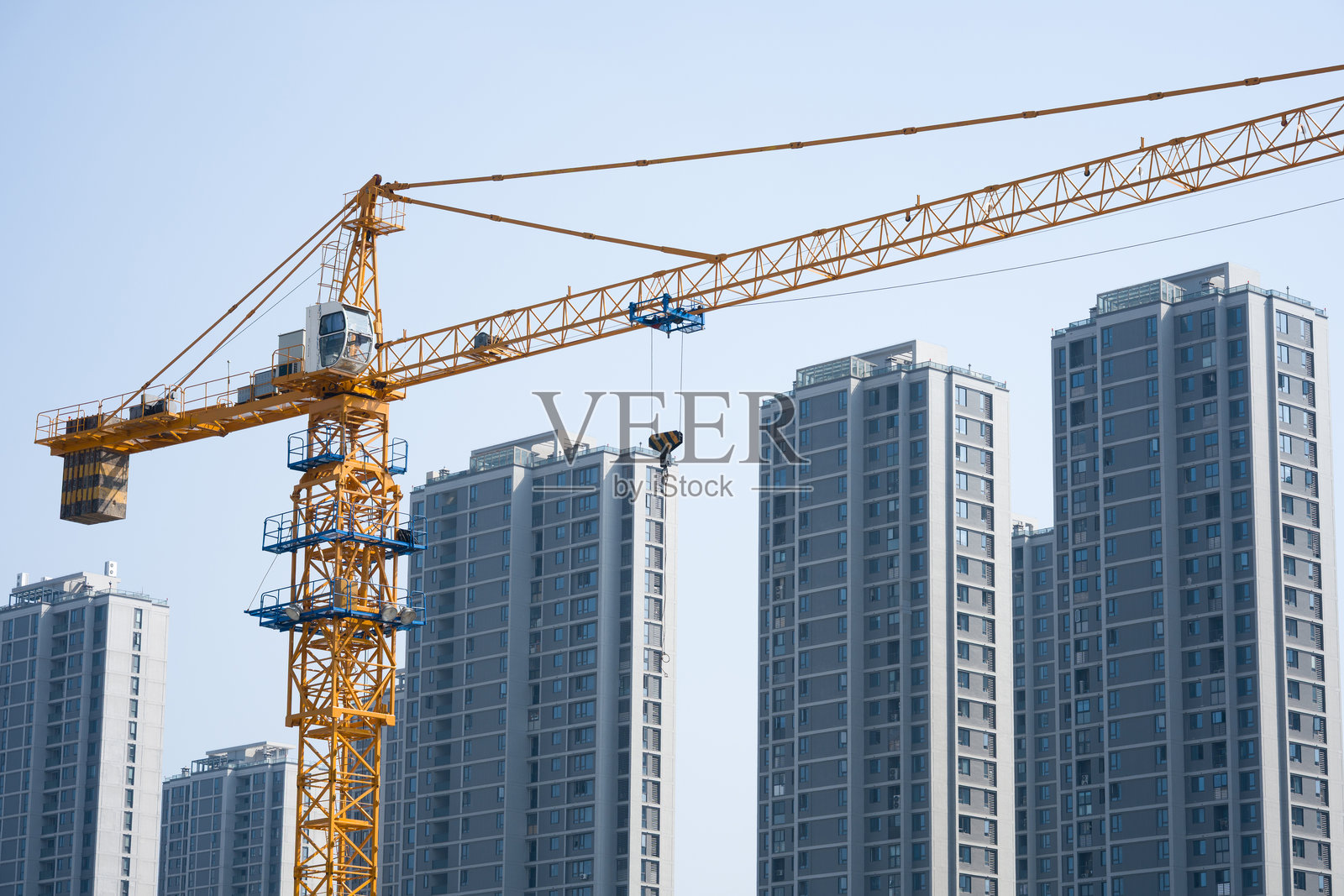 黄色塔吊作业高层住宅楼群背景照片摄影图片