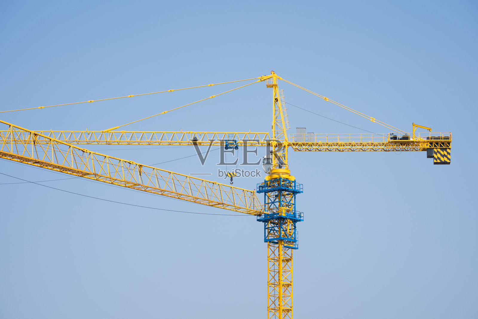黄色塔式起重机蓝天背景施工场景照片摄影图片