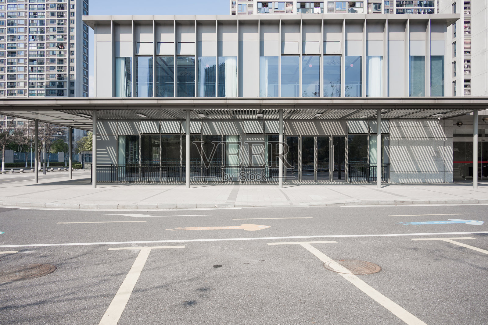 现代城市地铁出入口建筑外观照片摄影图片