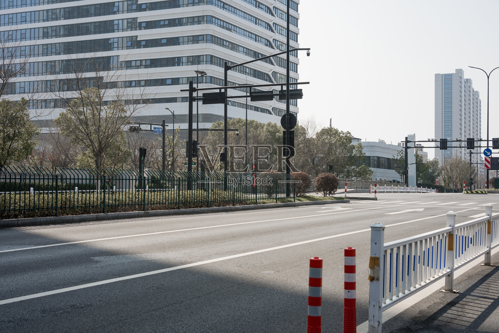 城市空旷道路旁现代办公楼与交通设施照片摄影图片