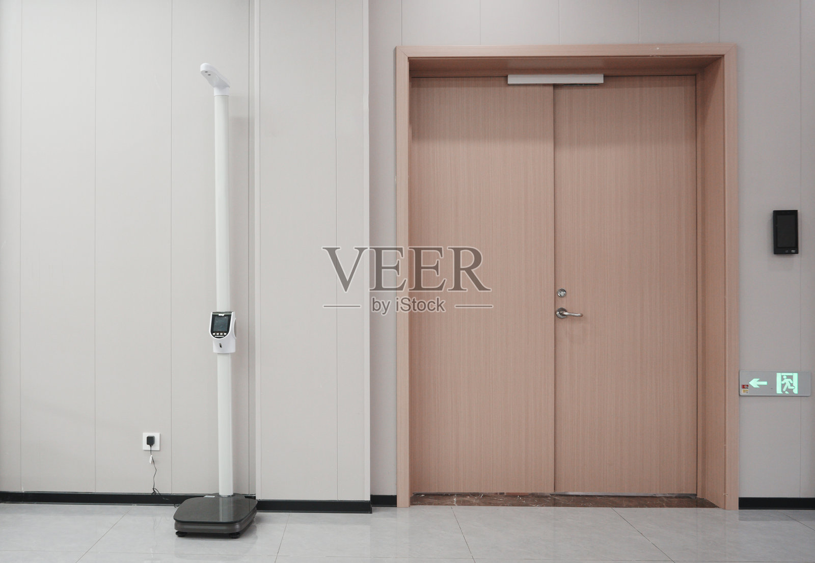 医院候诊区体重秤与双开门场景照片摄影图片