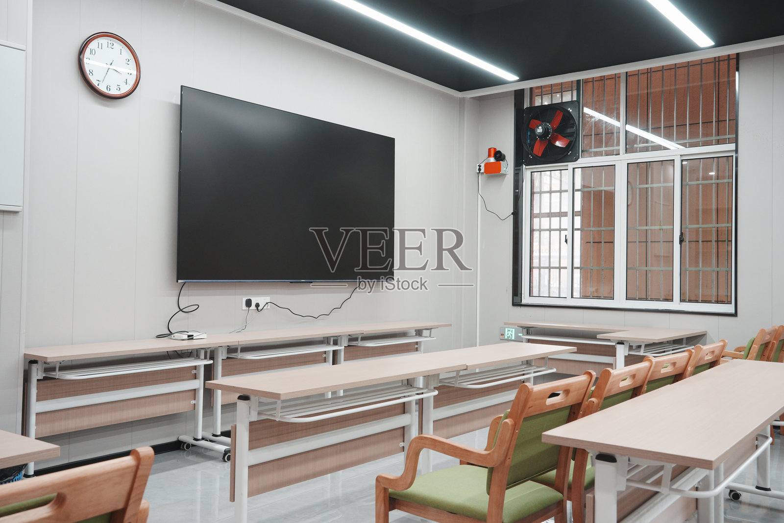现代教室内部配备大屏桌椅与风扇照片摄影图片