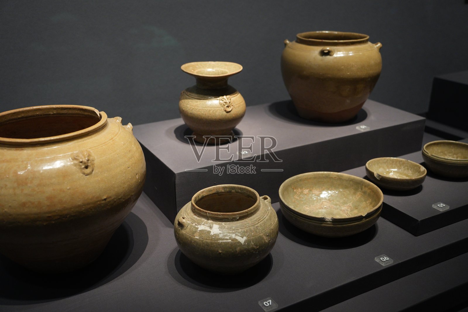 青釉陶器展陈古代陶瓷文物照片摄影图片