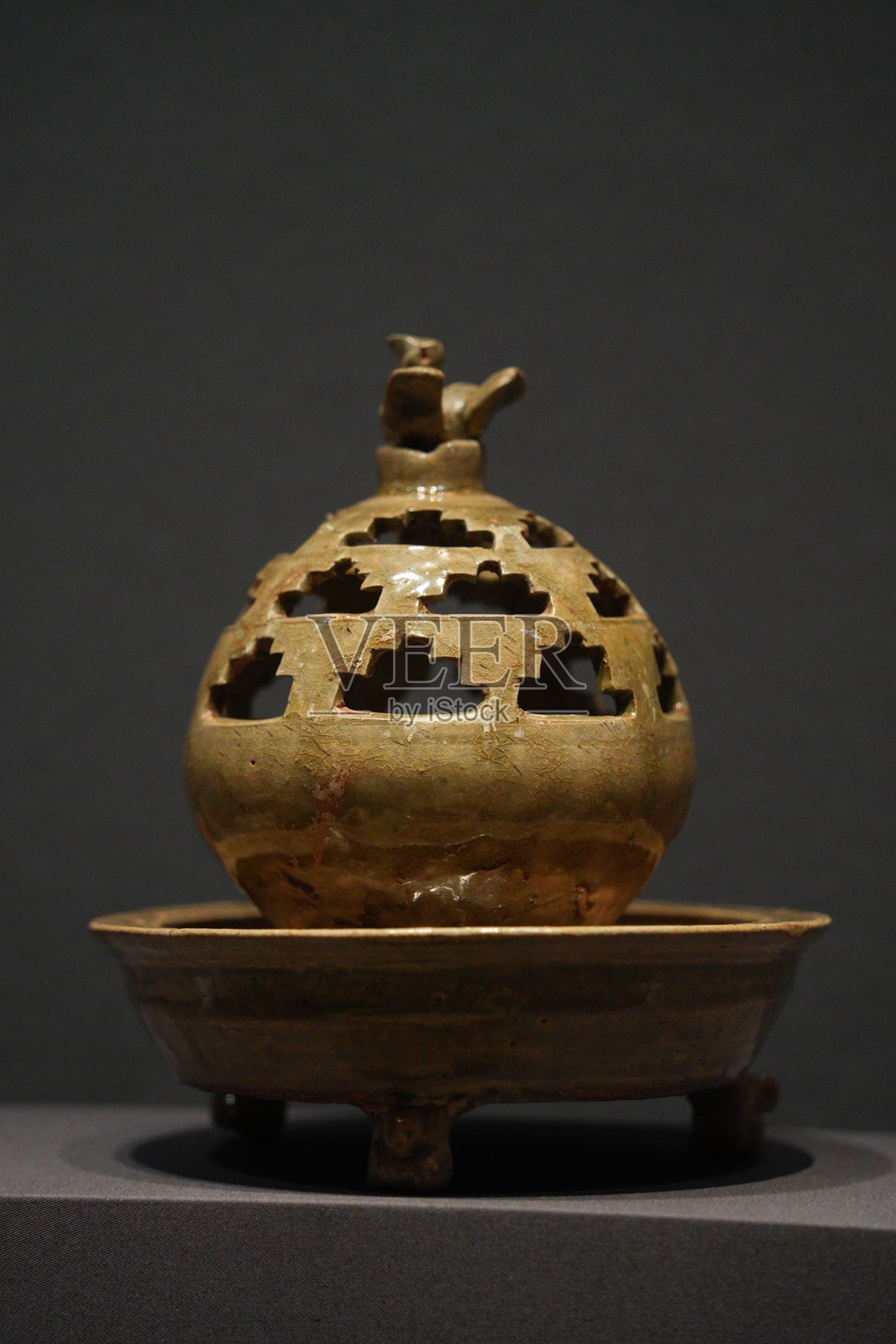 青釉镂空鸟钮香薰炉及承盘照片摄影图片