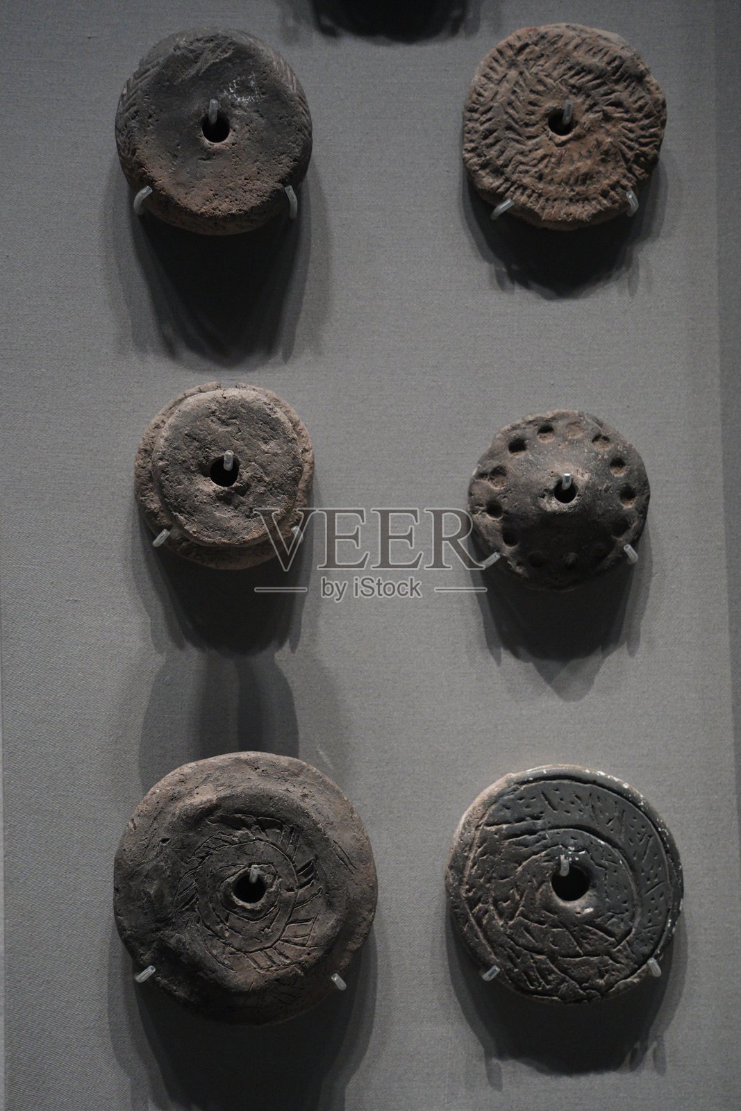 六件古代陶制纺轮文物陈列展示照片摄影图片