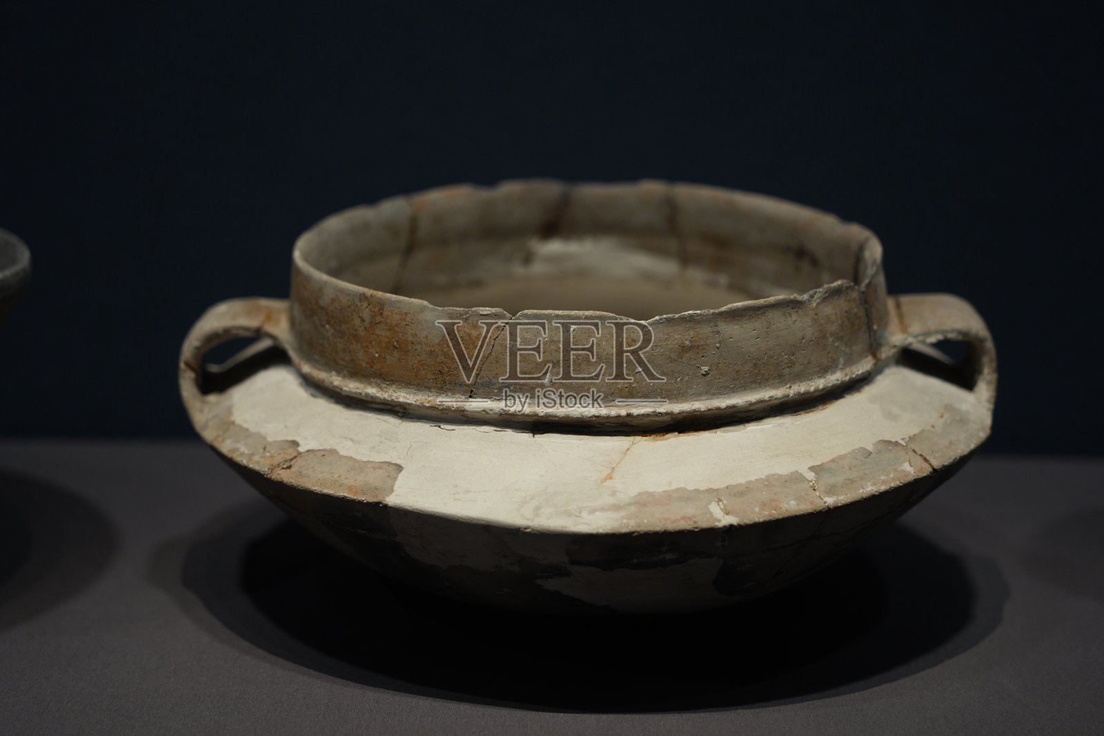 新石器时代双耳陶簋残件特写照片摄影图片