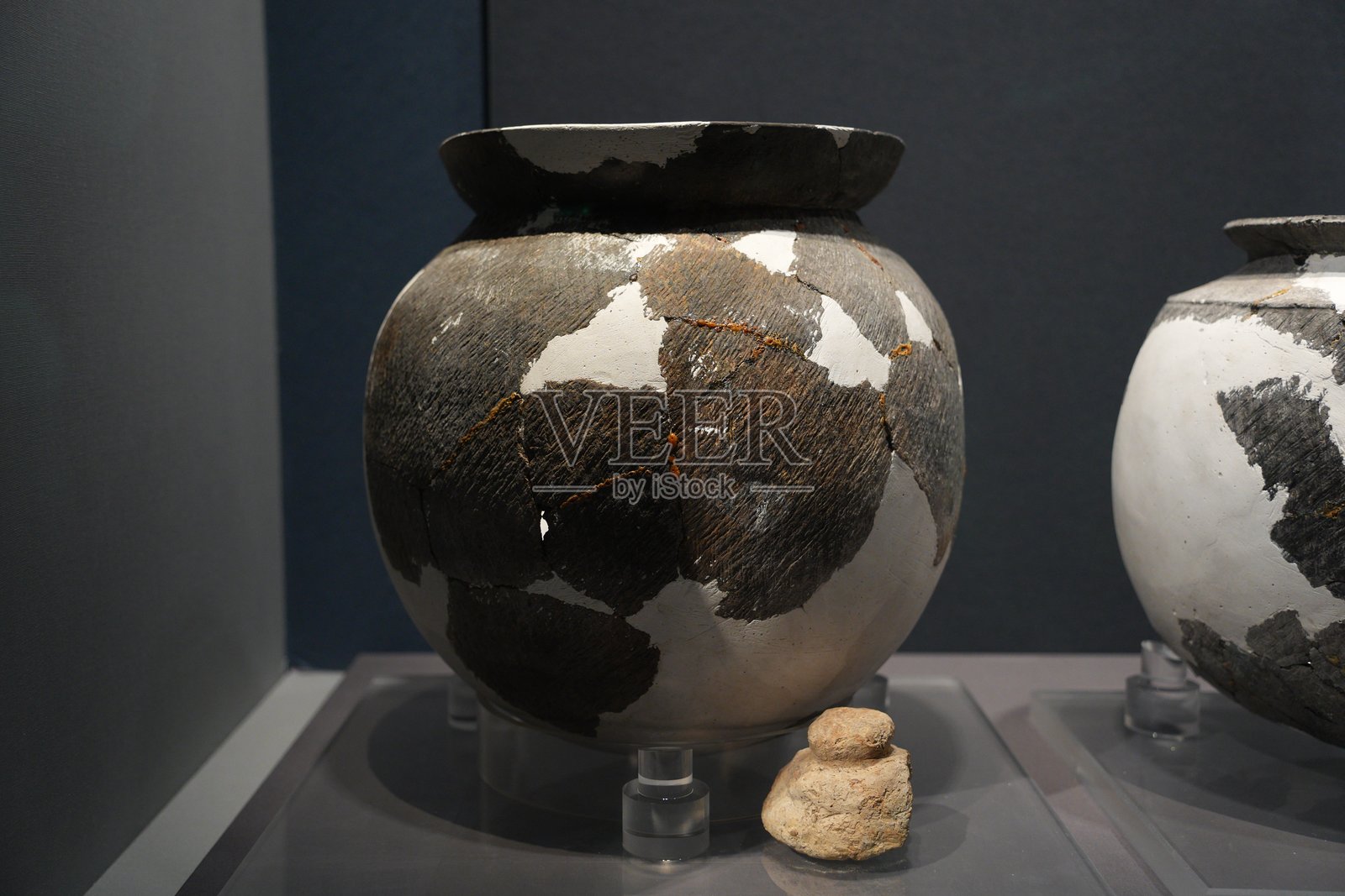 博物馆展陈新石器时代陶罐残件照片摄影图片
