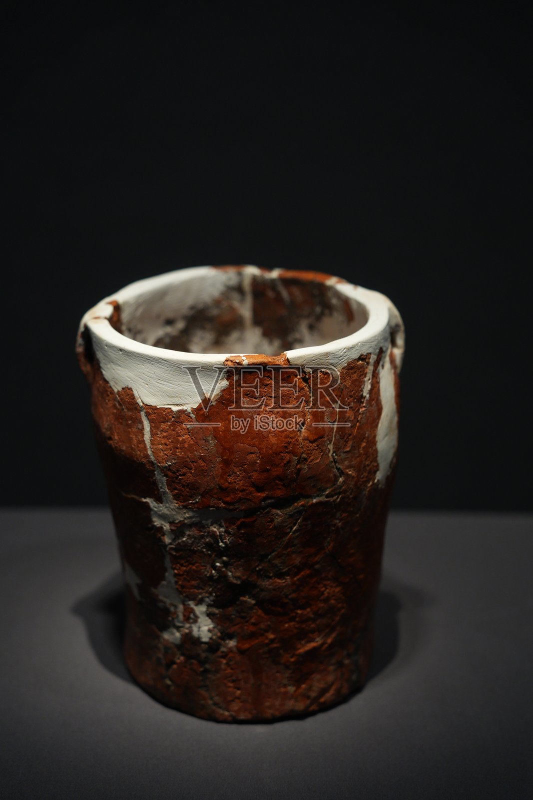 红褐陶罐残片白釉斑驳古朴器物照片摄影图片