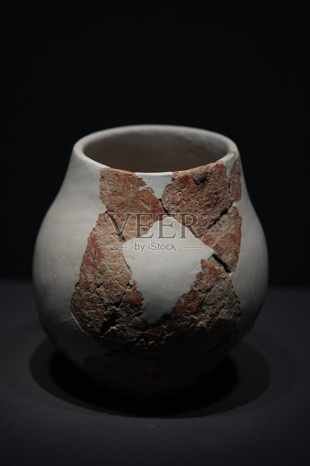 修复陶罐残片拼接古朴陶器照片摄影图片