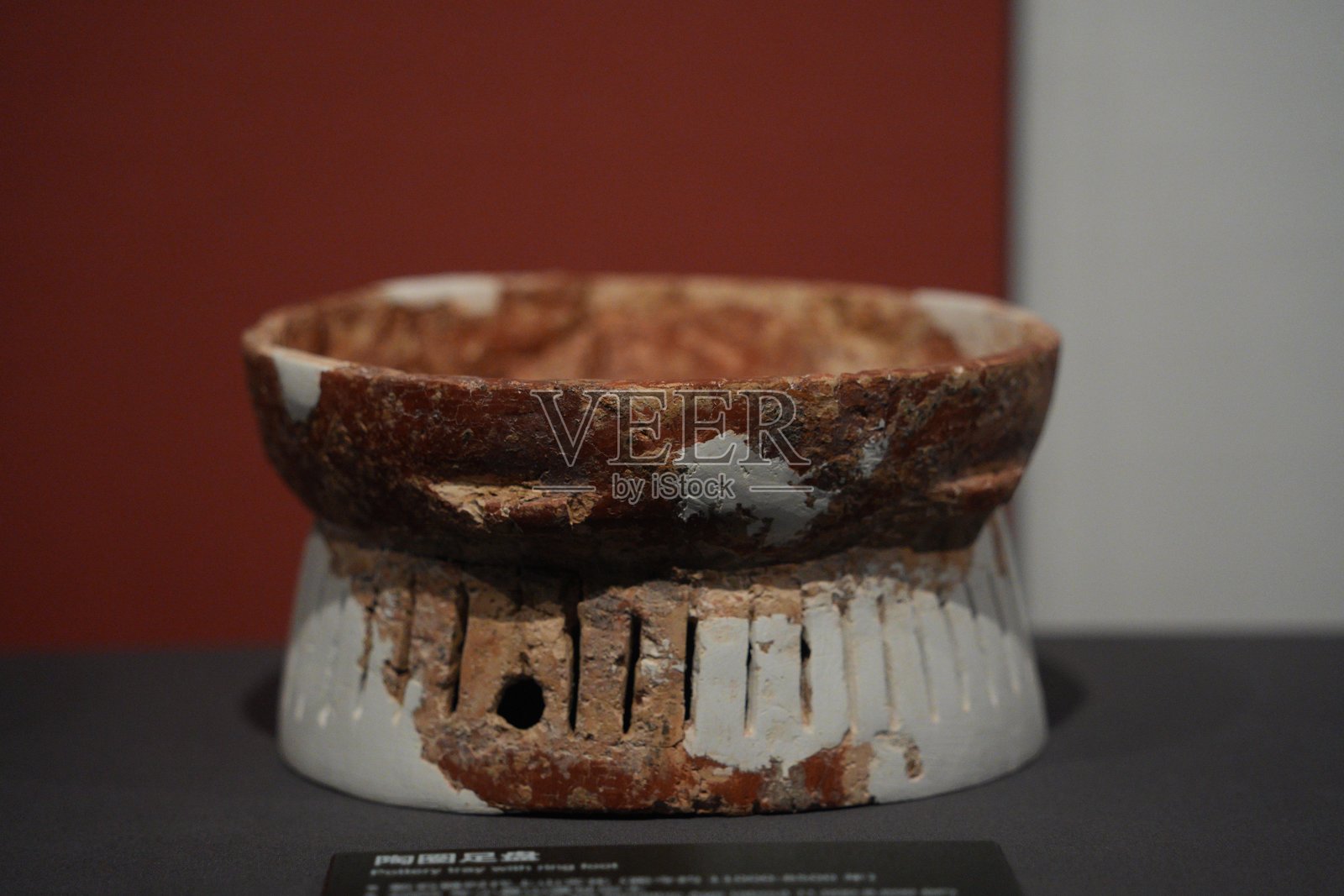 新石器时代陶制镂空支脚炊器照片摄影图片