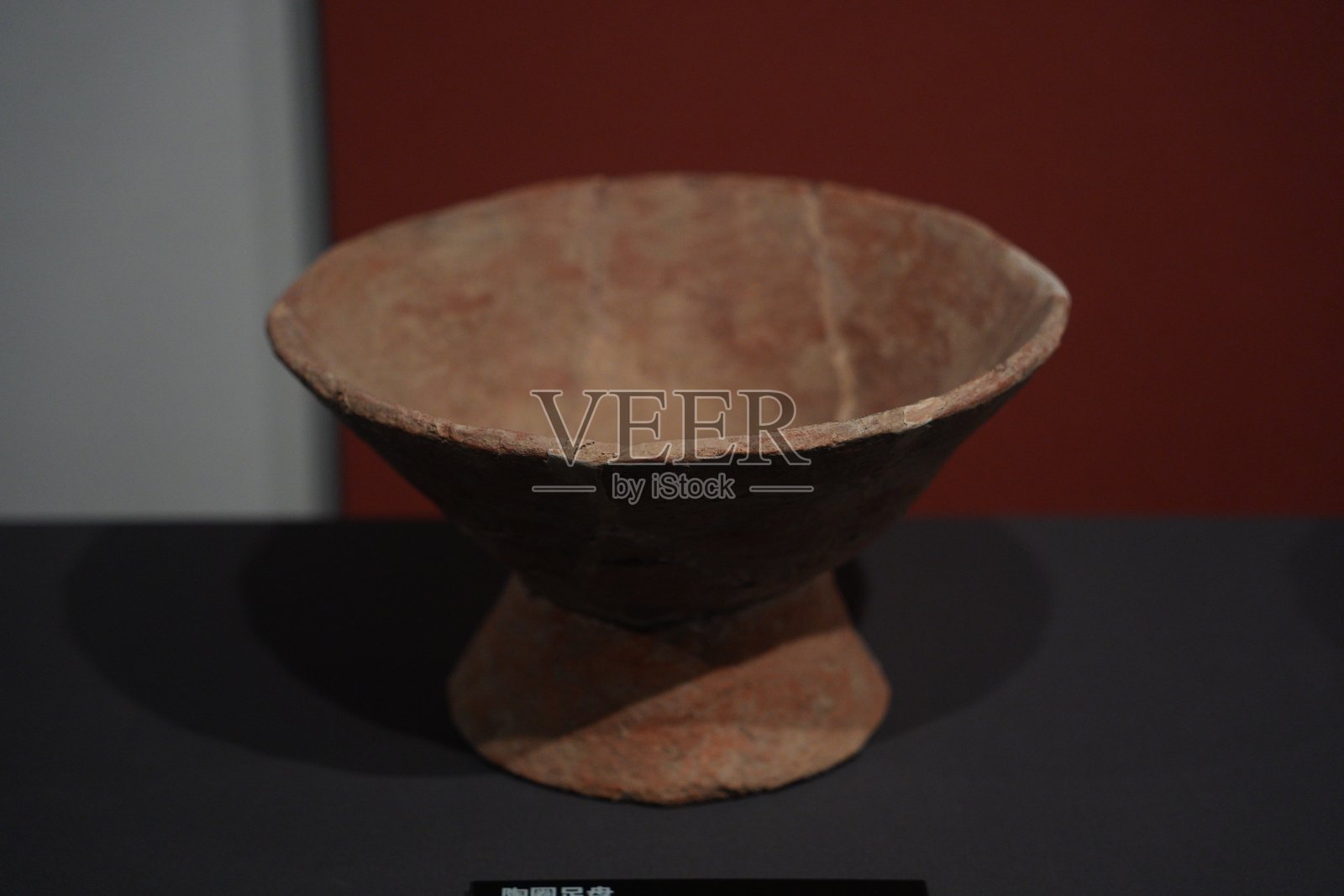 红陶高足碗文物展陈特写照片摄影图片