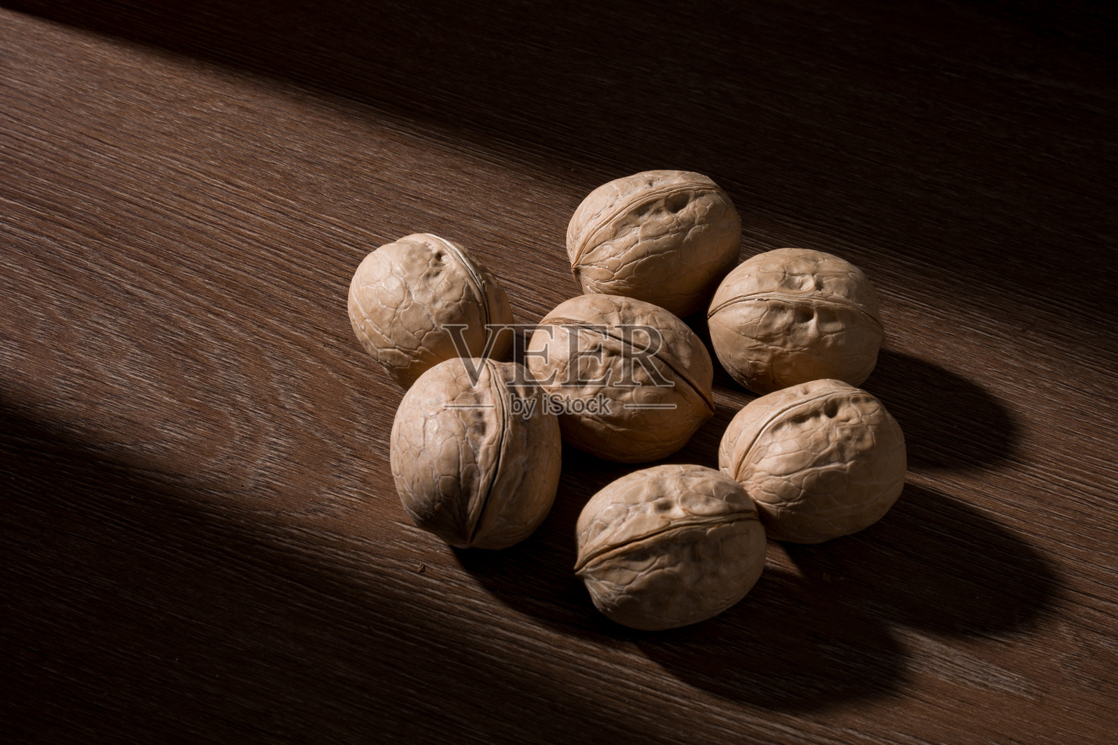 木质桌面上七颗核桃特写静物照片摄影图片