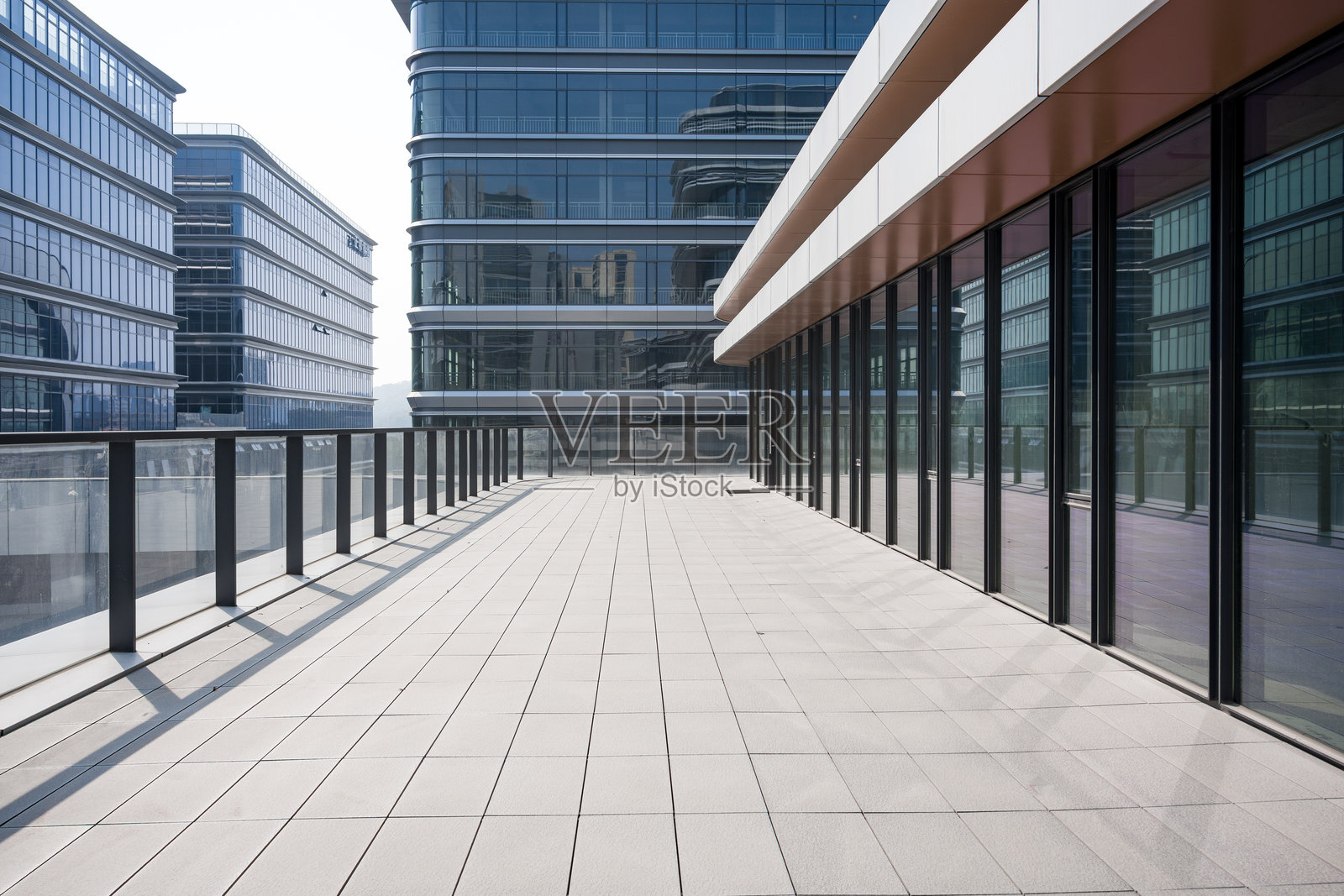 现代玻璃幕墙办公楼空中连廊通道照片摄影图片