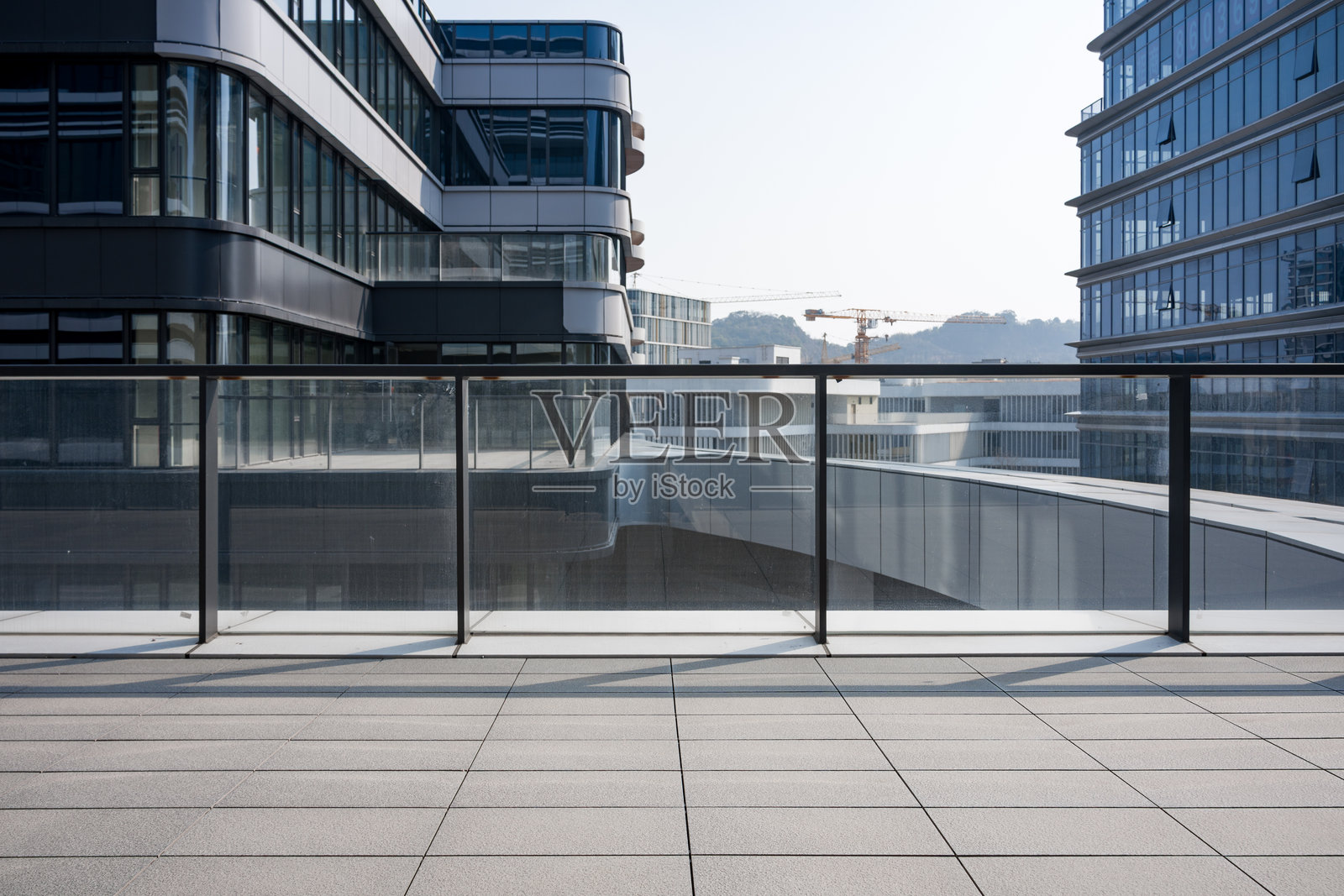 现代玻璃幕墙办公楼天桥景观照片摄影图片