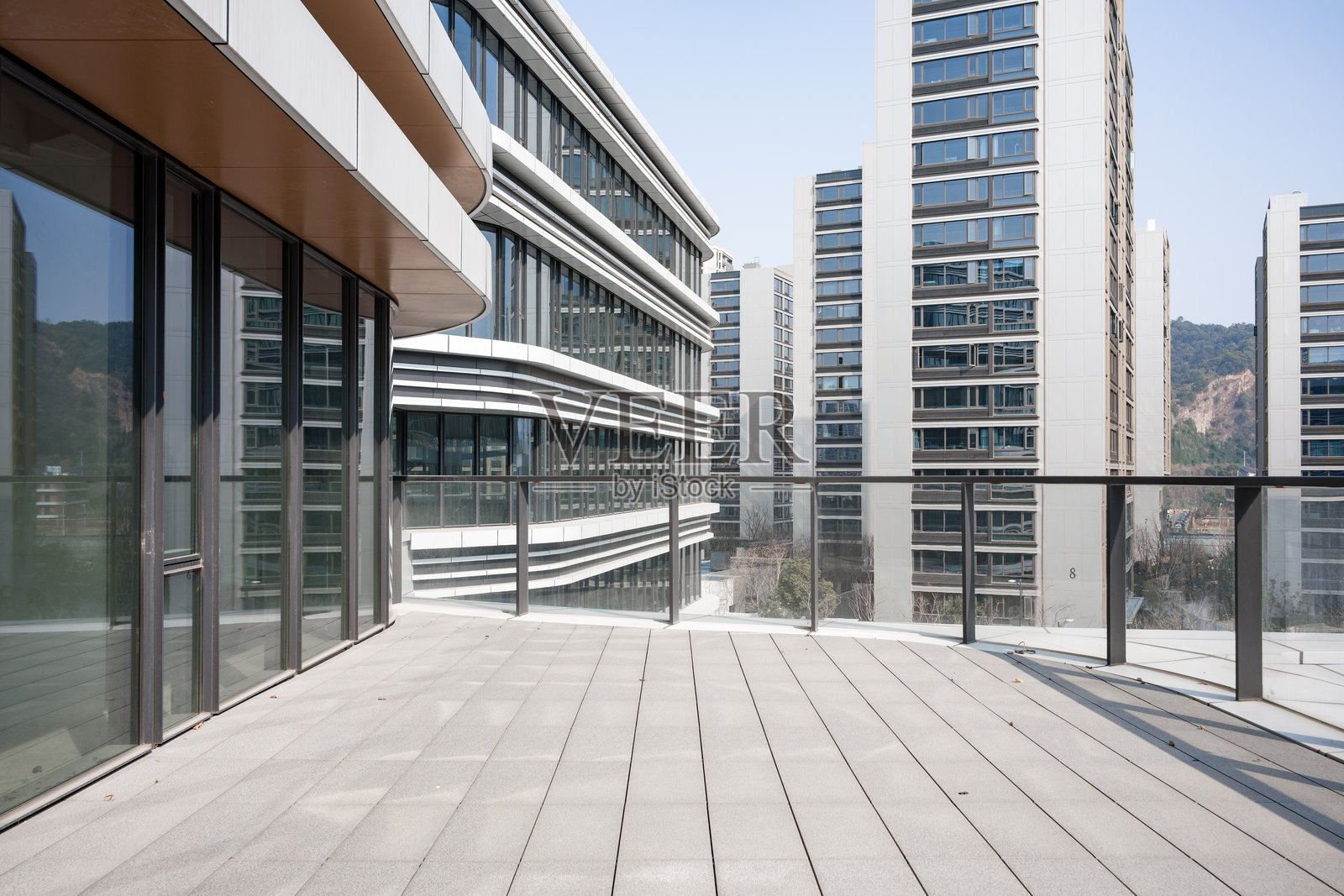 现代建筑群露台俯瞰城市高楼景观照片摄影图片