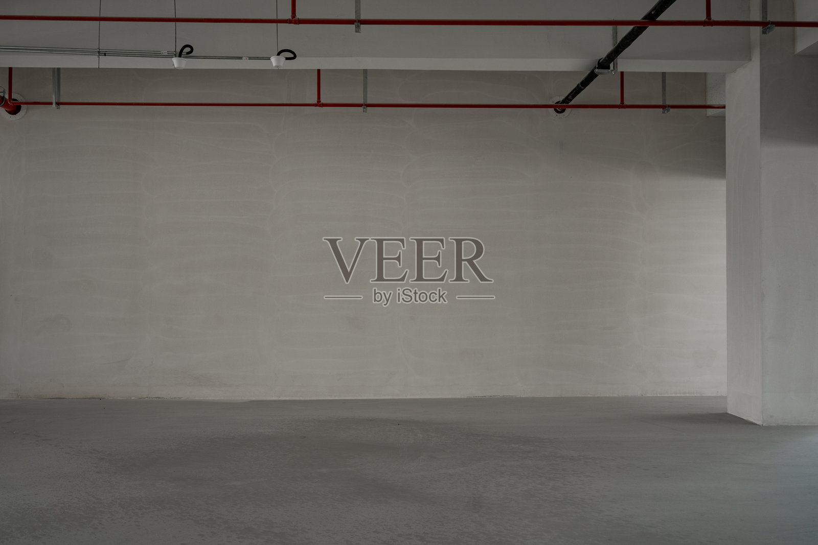 空旷地下车库灰色水泥墙面管道照片摄影图片