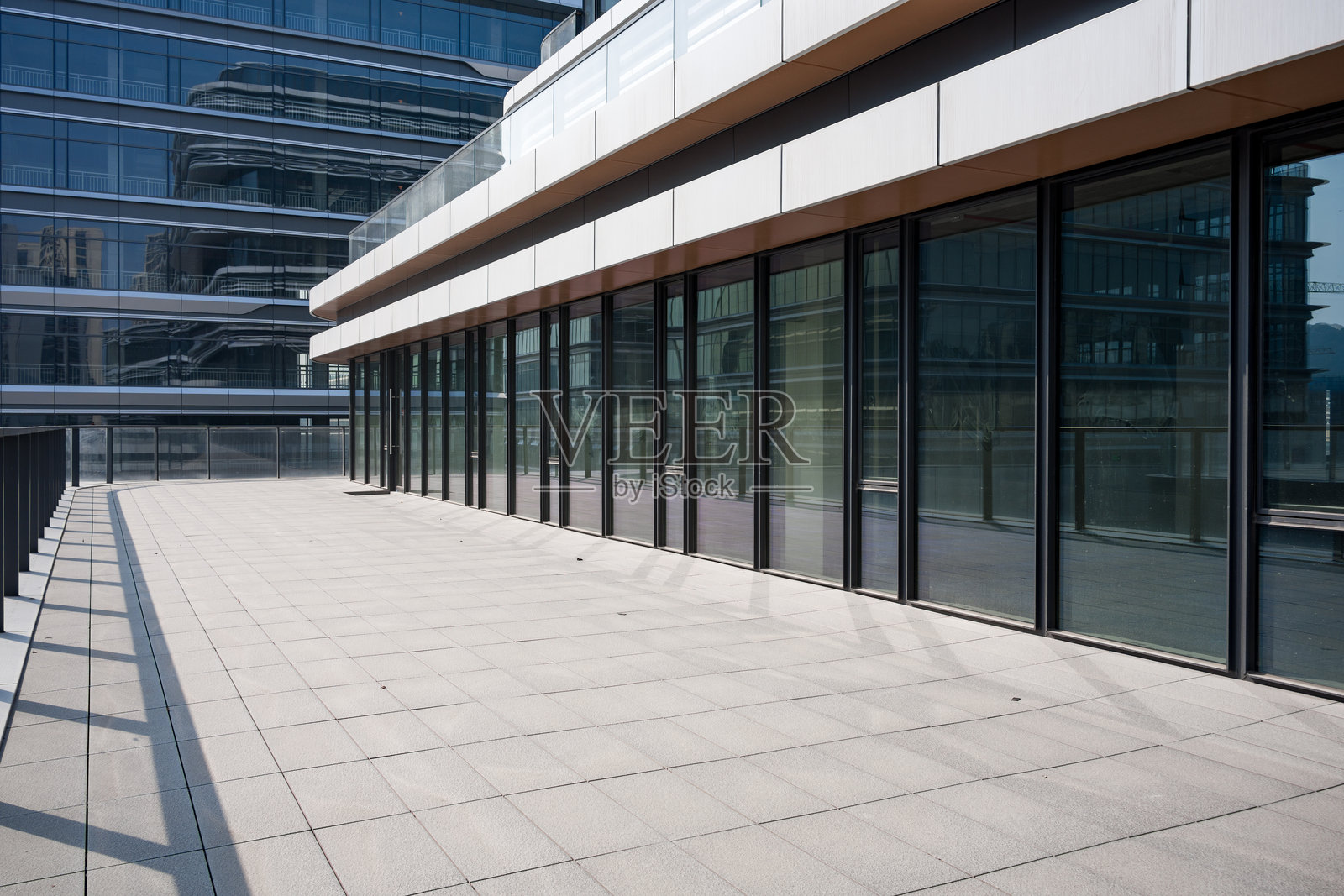 现代玻璃幕墙建筑外廊空旷步道照片摄影图片