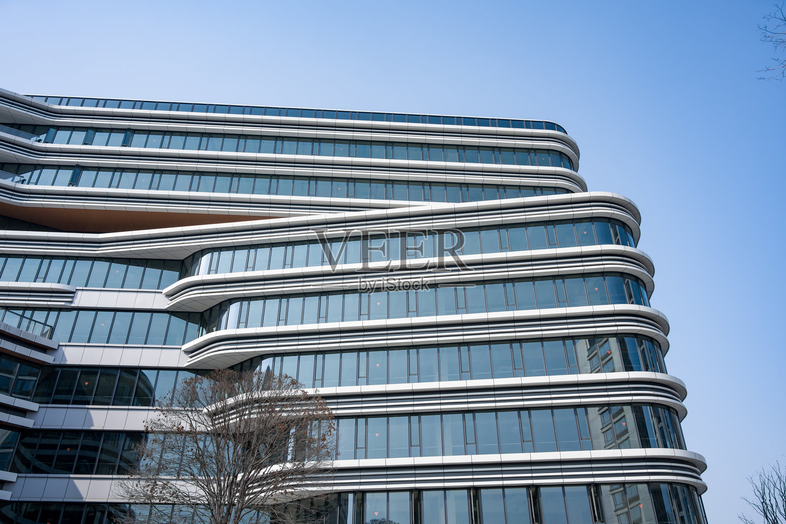 流线型玻璃幕墙现代办公楼外观照片摄影图片