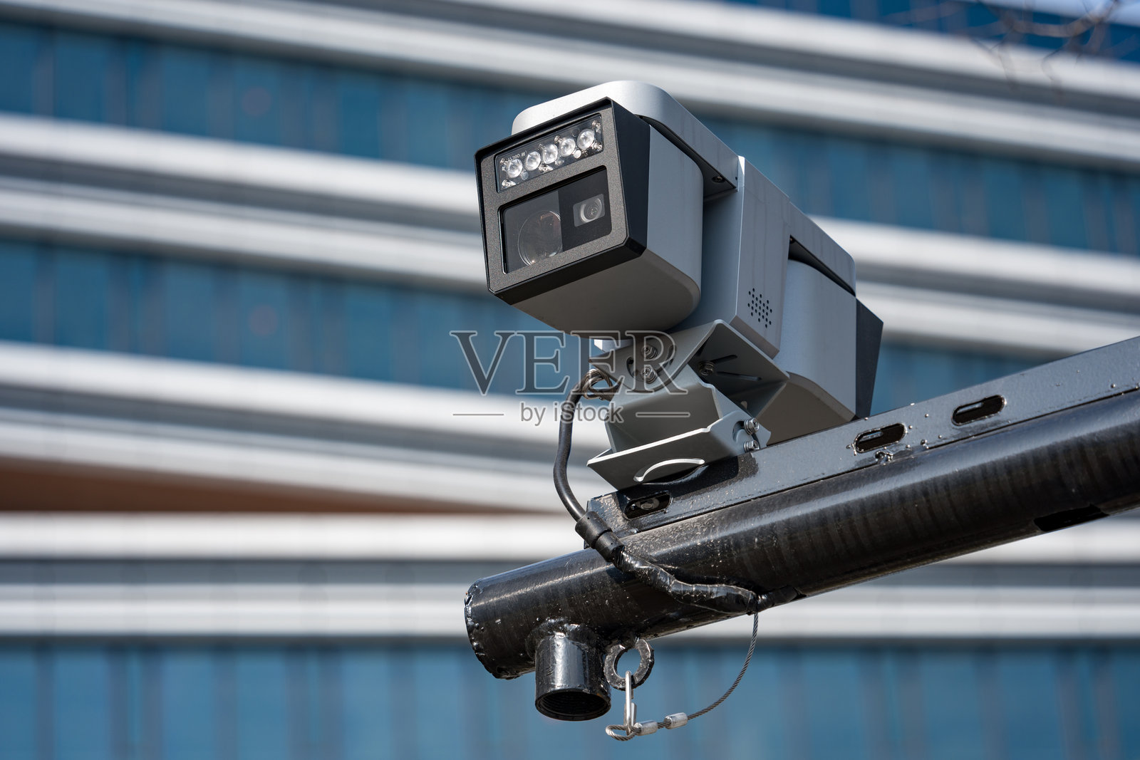 灰色监控摄像头安装于金属杆上照片摄影图片
