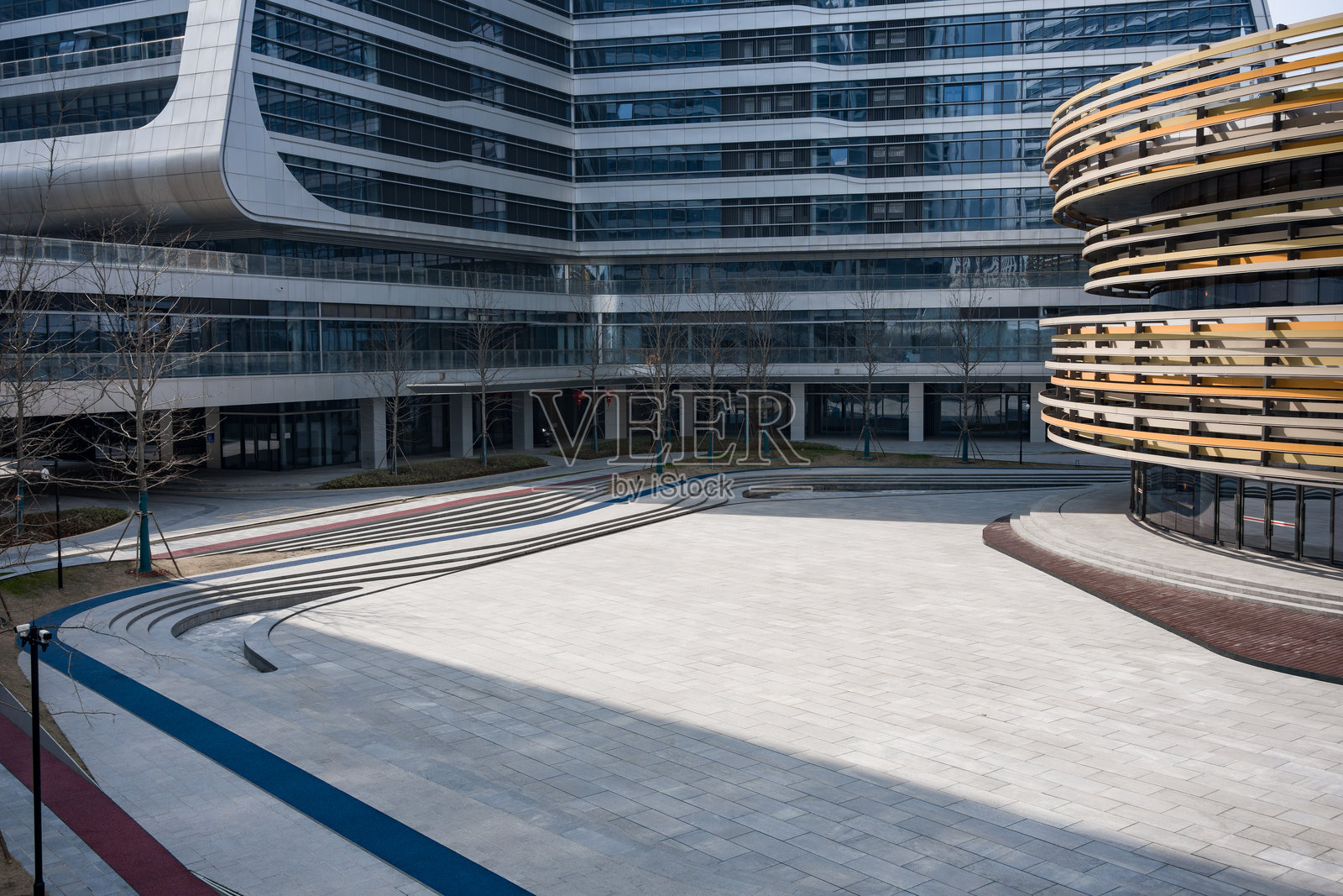 现代建筑群环绕空旷广场与阶梯照片摄影图片