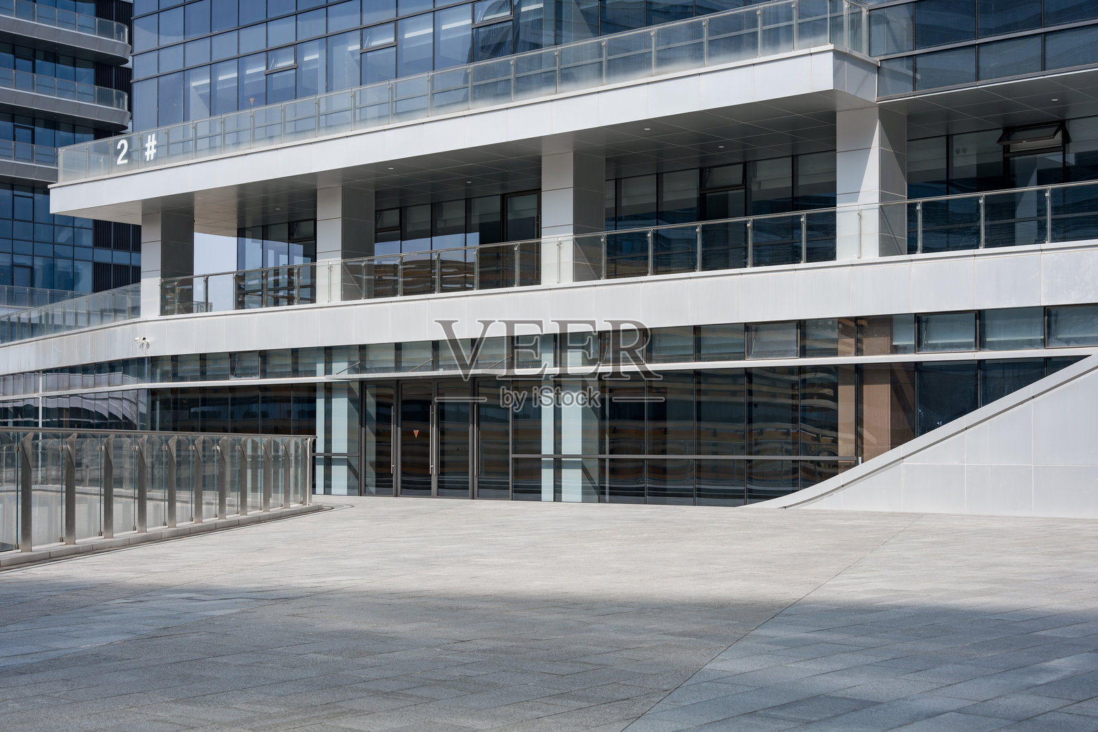 现代玻璃幕墙办公楼外景空旷广场照片摄影图片