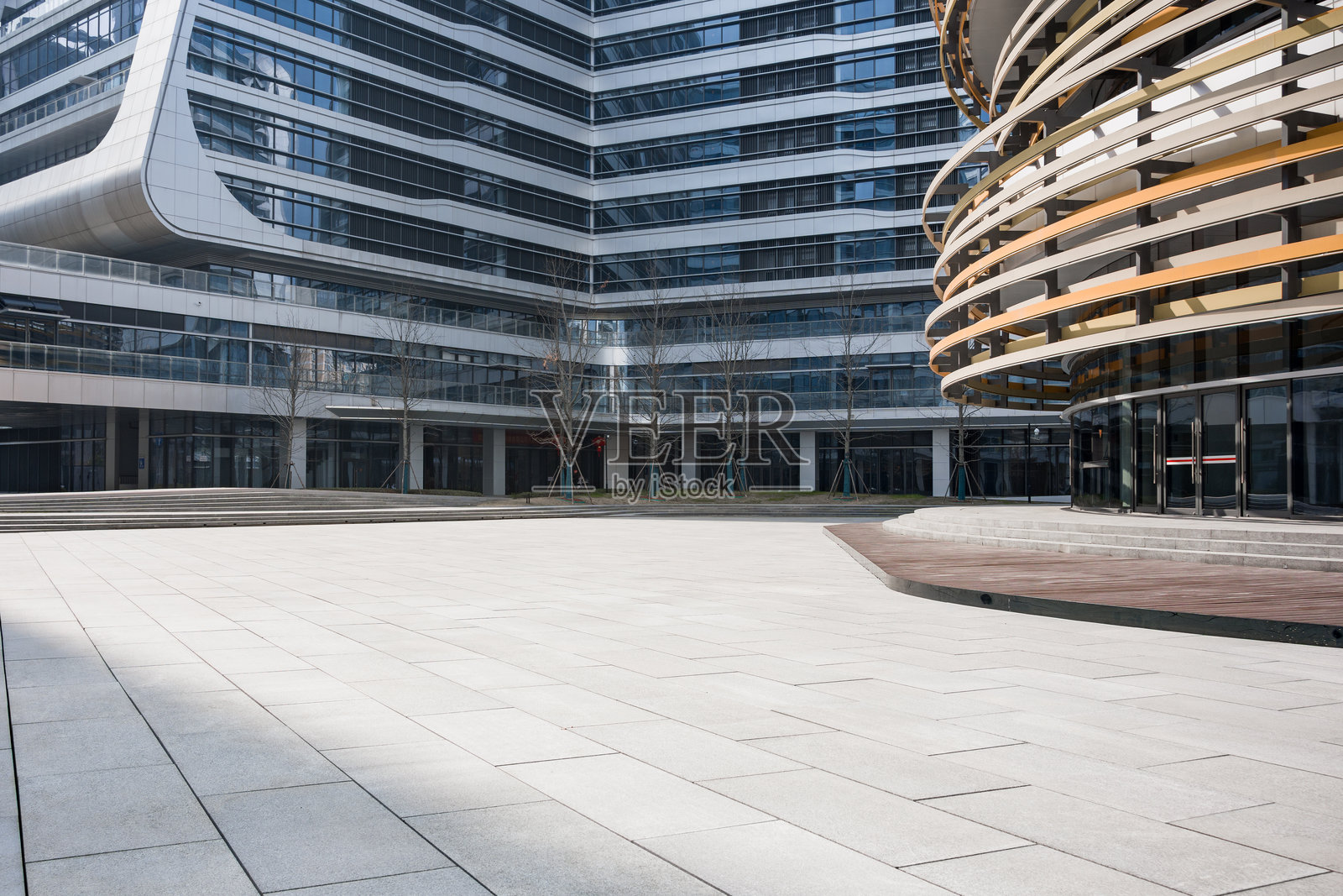 现代建筑群广场空旷光影交错照片摄影图片