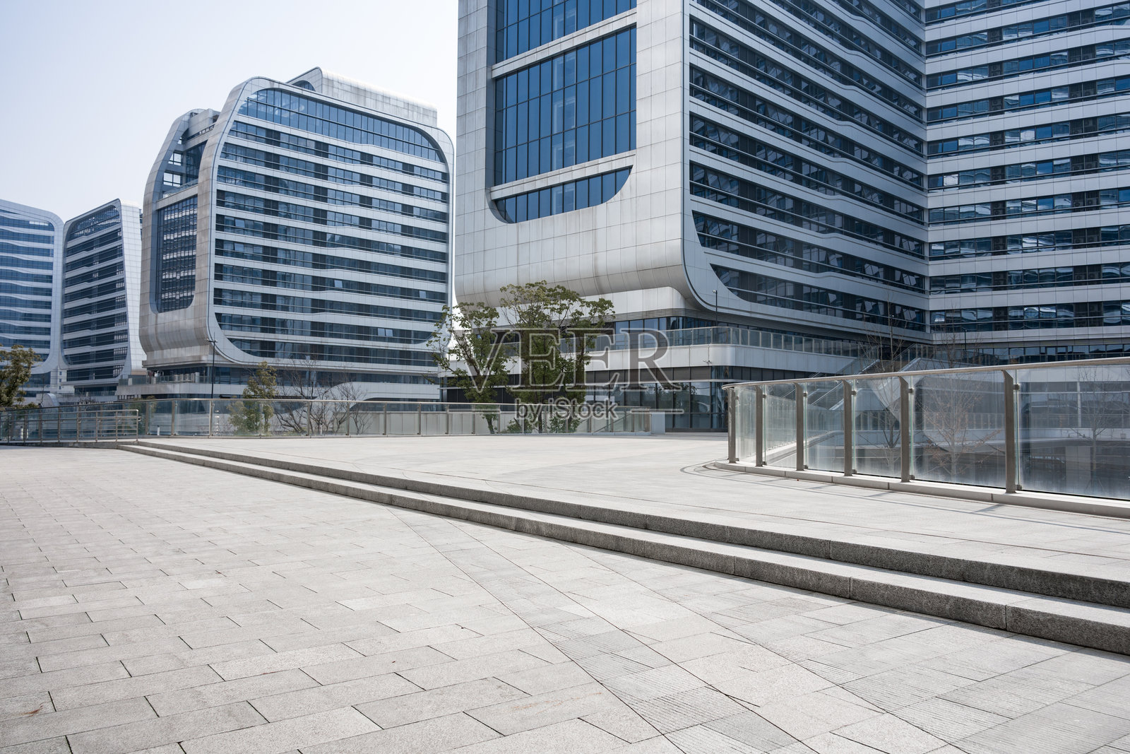 现代弧形玻璃幕墙办公楼群广场照片摄影图片
