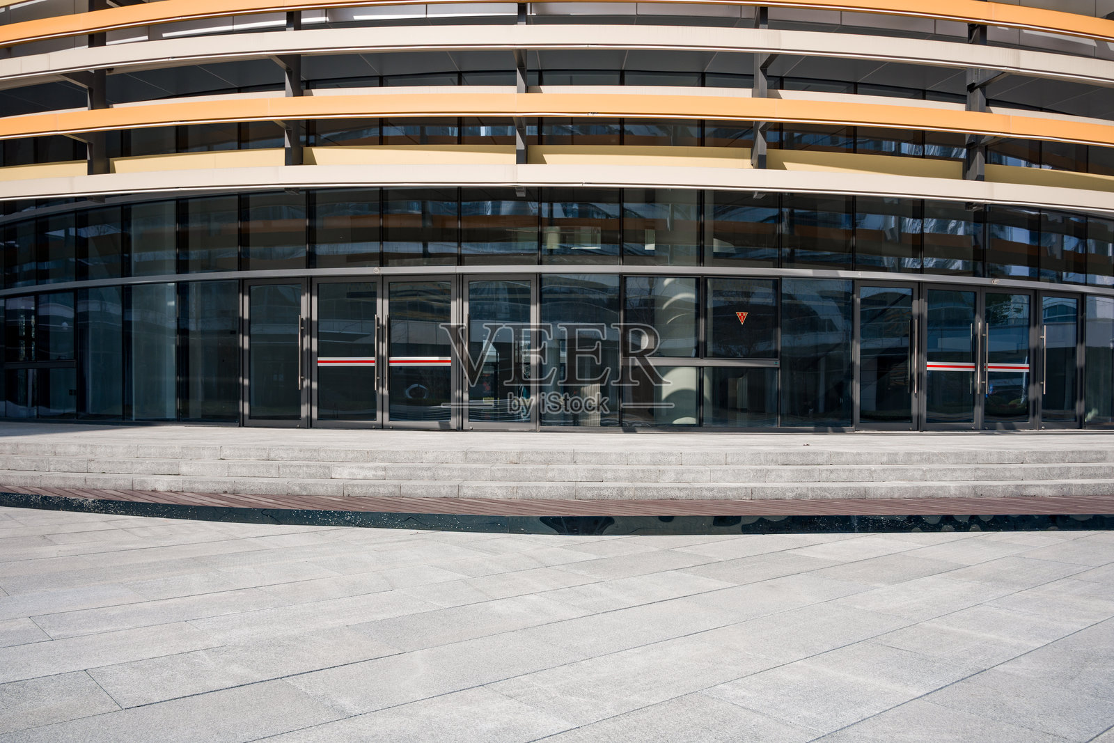 现代弧形玻璃幕墙建筑入口外观照片摄影图片