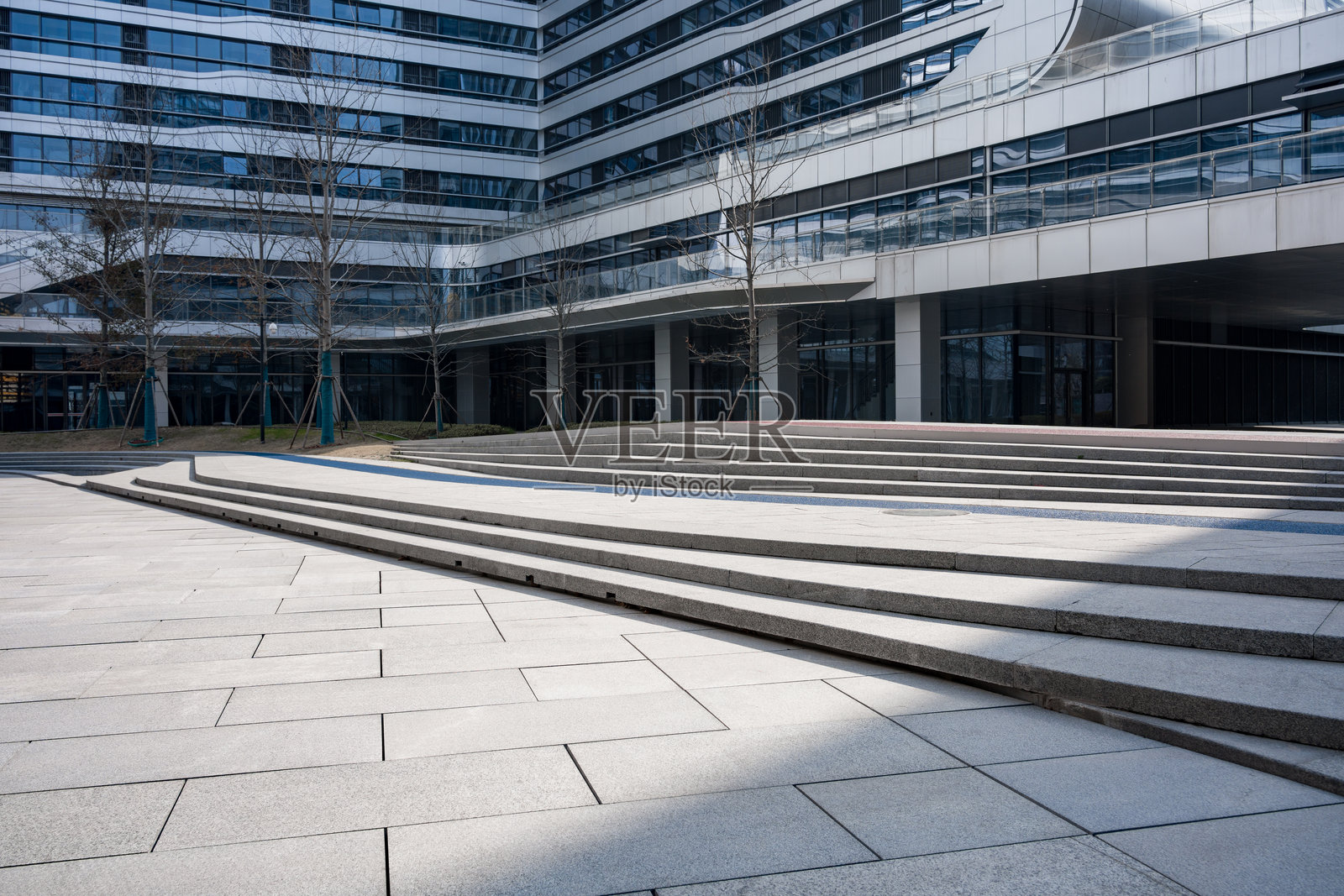 现代办公建筑前空旷台阶广场照片摄影图片