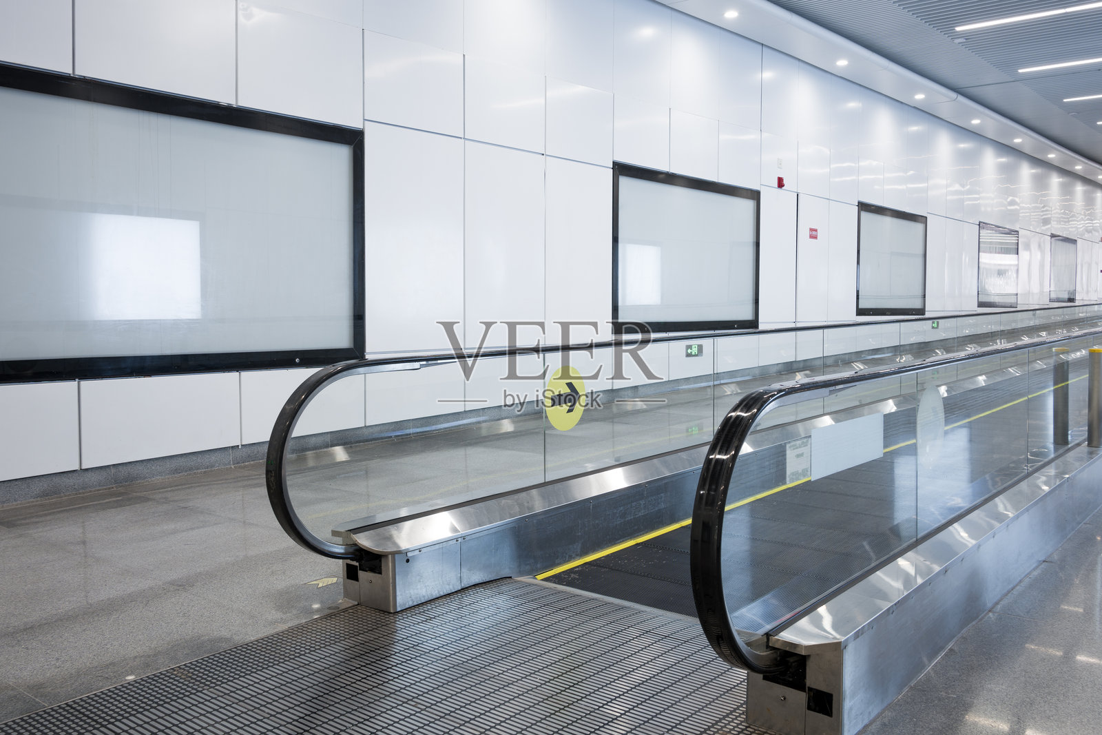 地铁站内自动扶梯与空白广告屏照片摄影图片