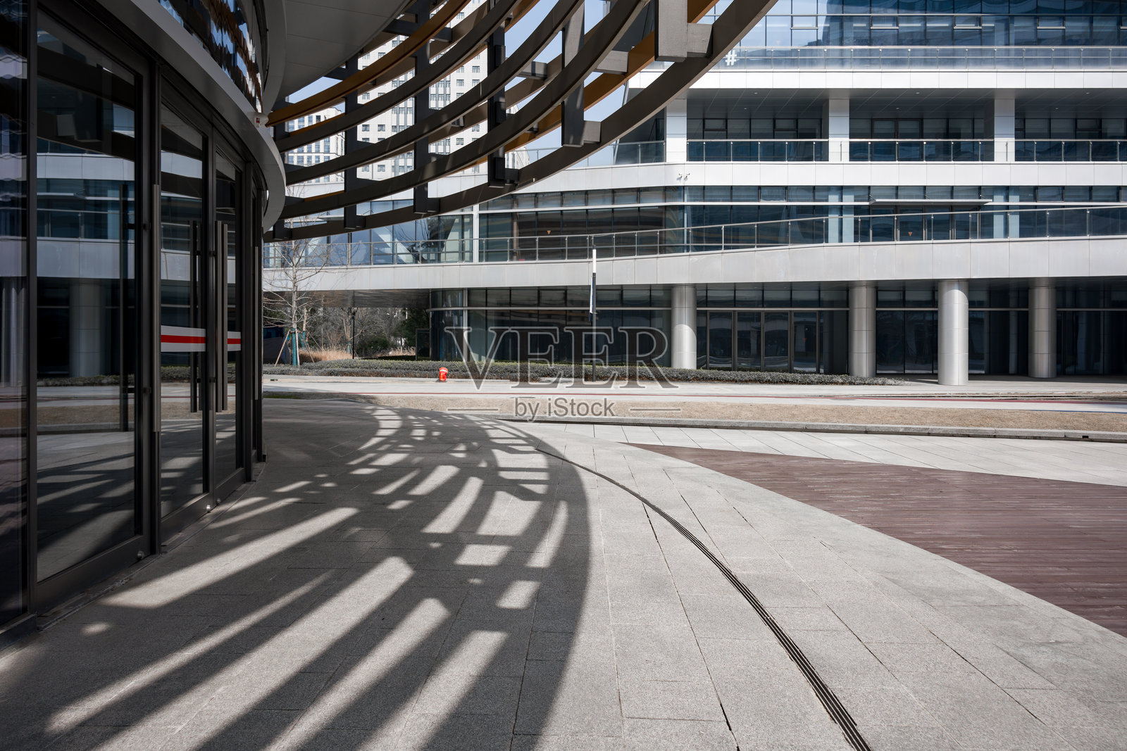 现代建筑廊架阴影投射广场地面照片摄影图片