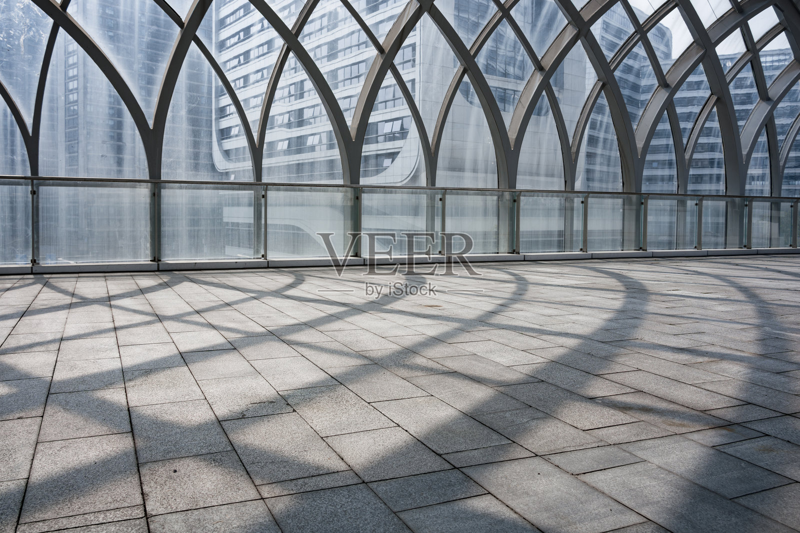 现代建筑拱形钢结构廊道光影地面照片摄影图片