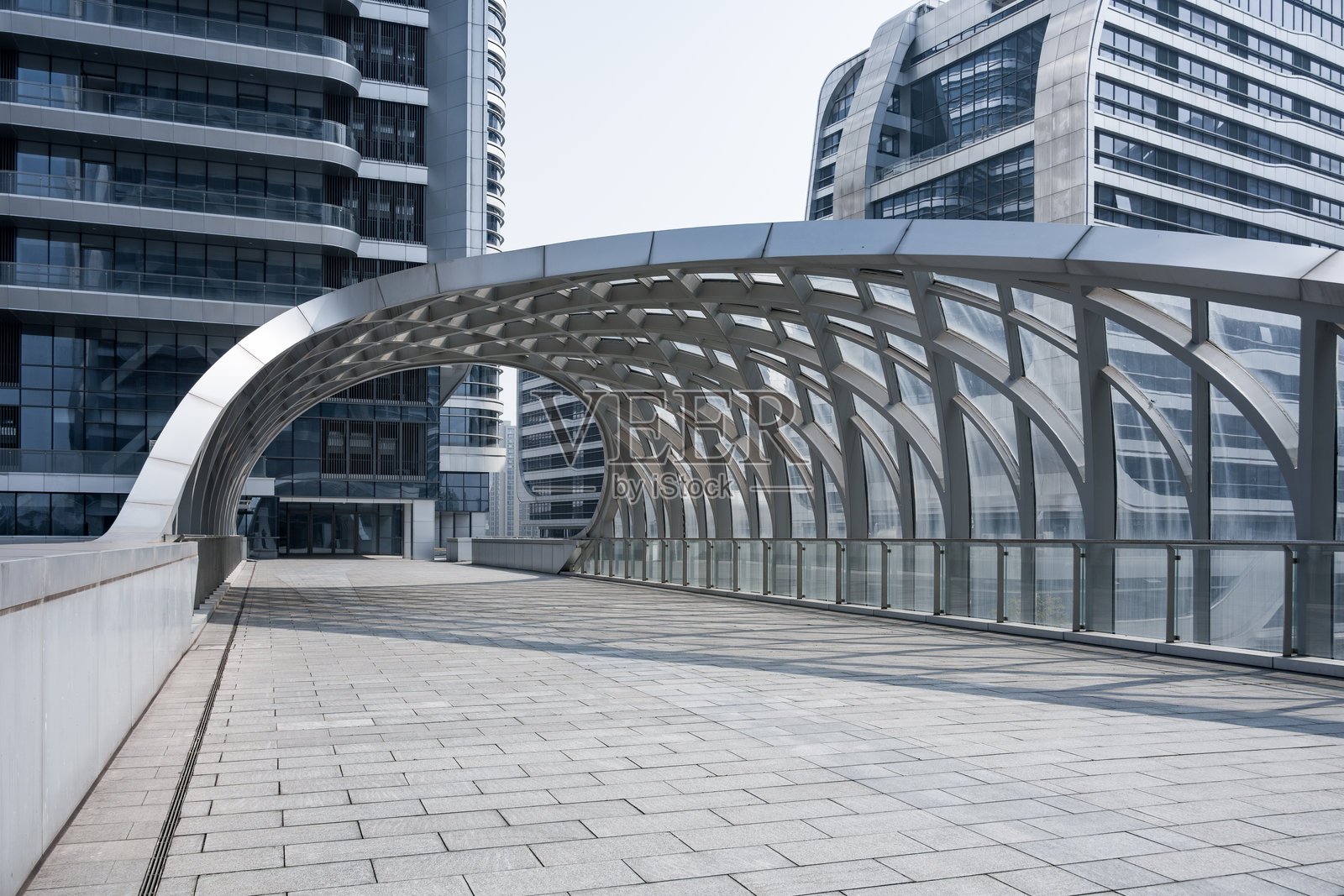 现代城市弧形钢结构人行天桥照片摄影图片