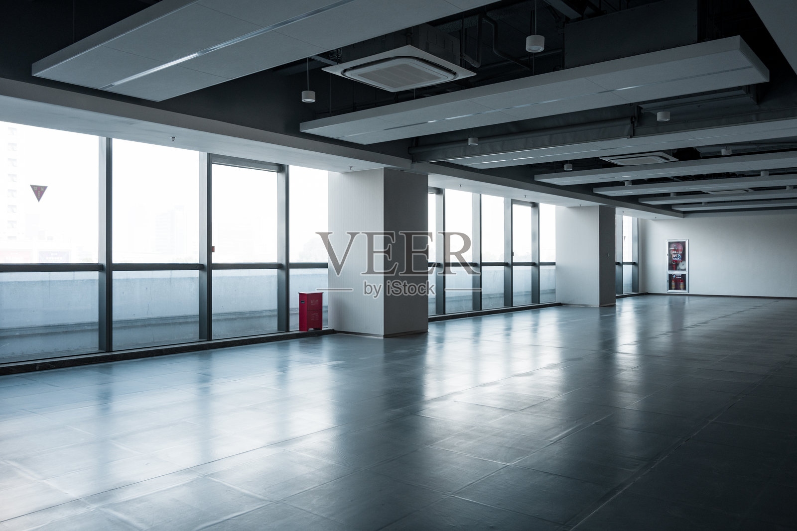 空旷现代办公室落地窗灰色地砖空间照片摄影图片
