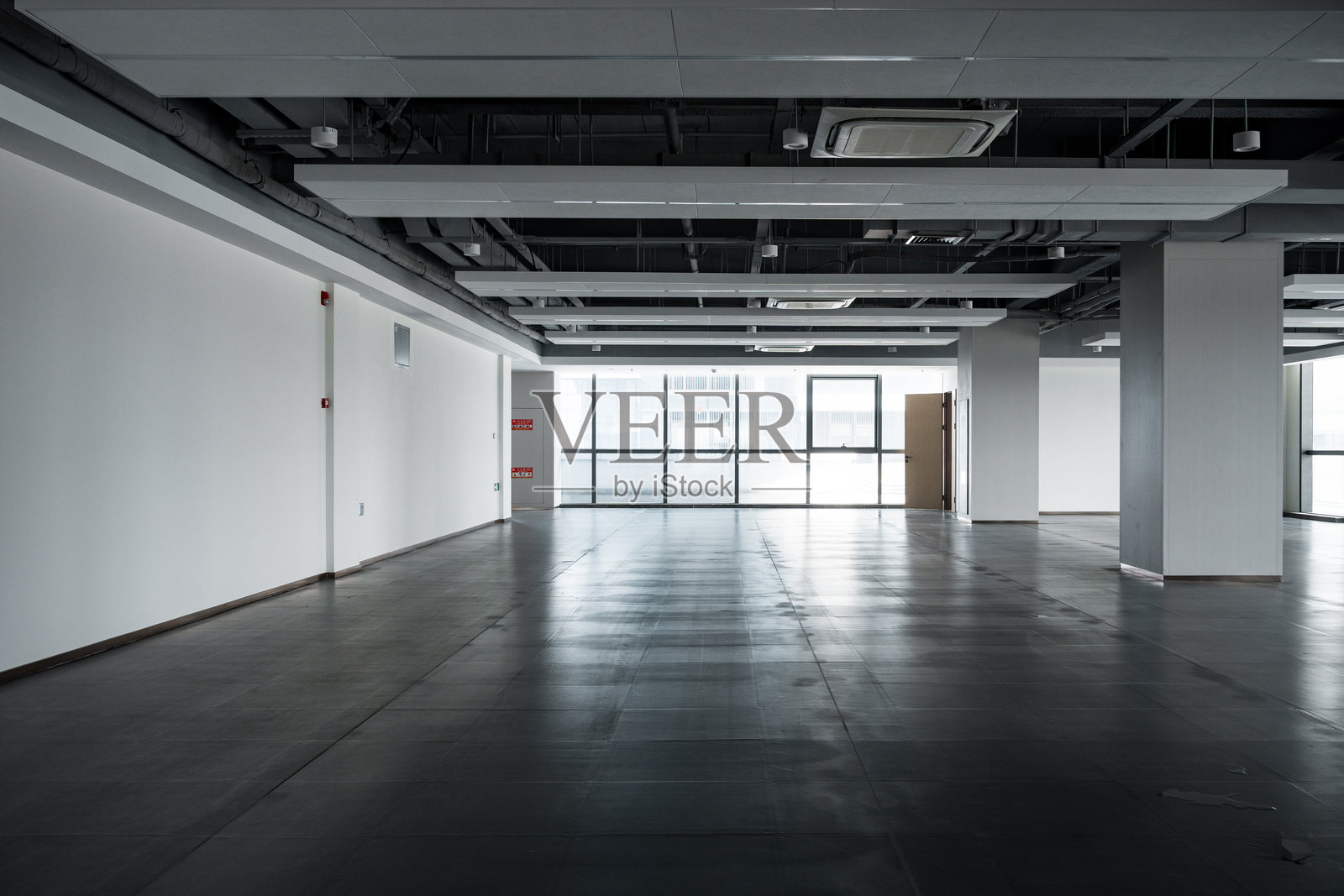 空旷现代办公室室内空间全景照片摄影图片