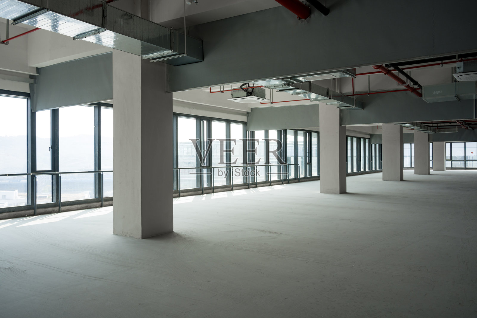 空旷现代写字楼内部结构实景照片摄影图片