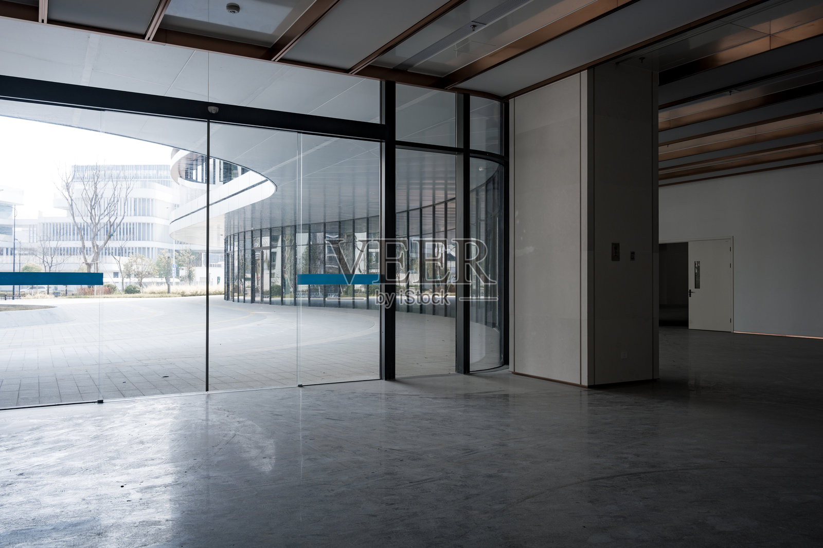 现代建筑玻璃门厅空旷室内空间照片摄影图片