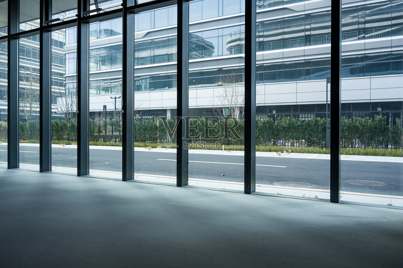 现代办公楼内空旷空间玻璃幕墙外景照片摄影图片