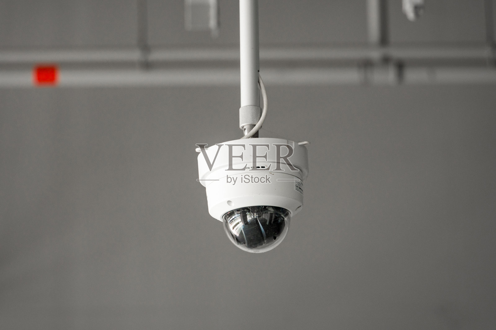 白色球形监控摄像头悬挂在天花板照片摄影图片