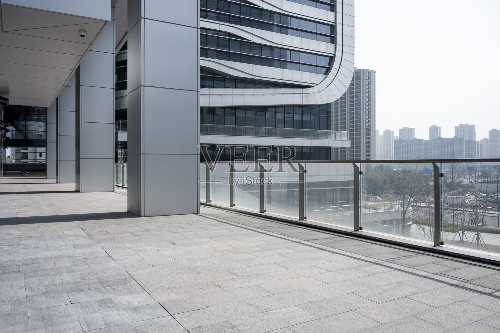 现代建筑露台玻璃栏杆城市景观照片摄影图片