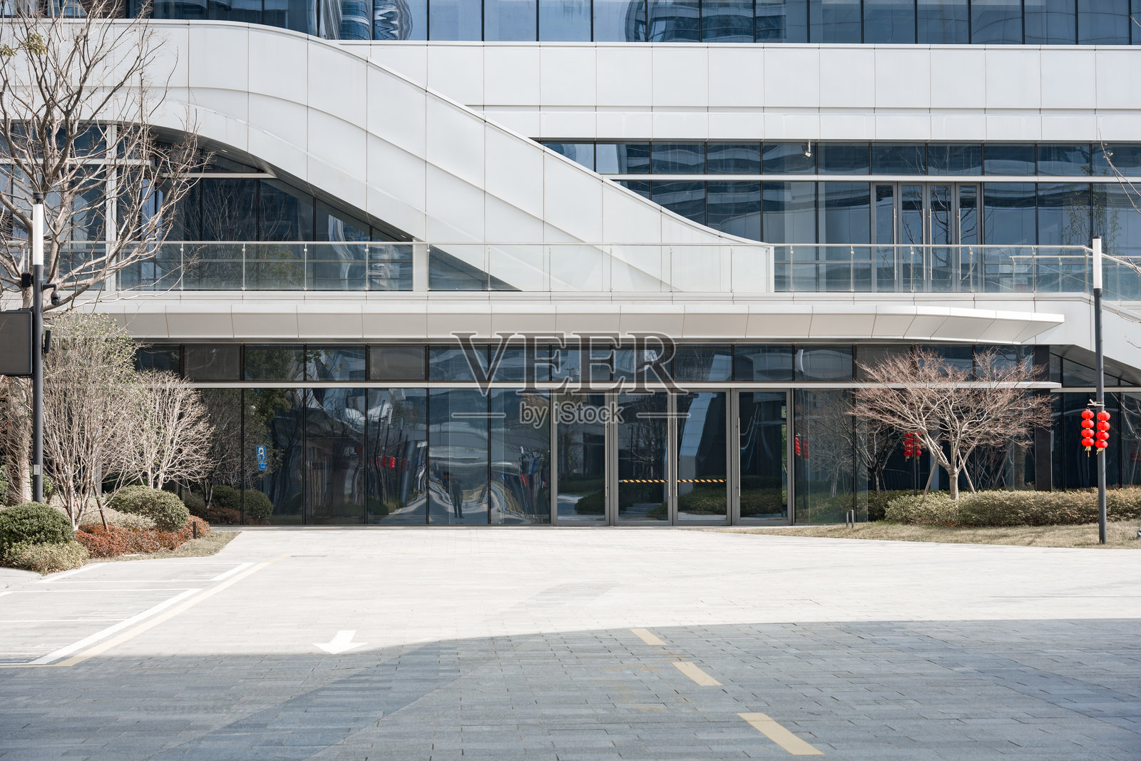 现代玻璃幕墙办公楼入口广场照片摄影图片