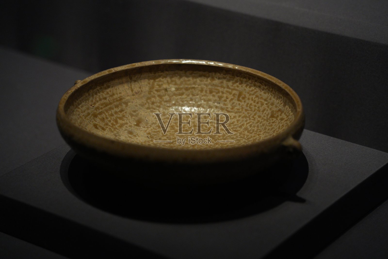 青釉裂纹瓷盘博物馆展陈特写照片摄影图片