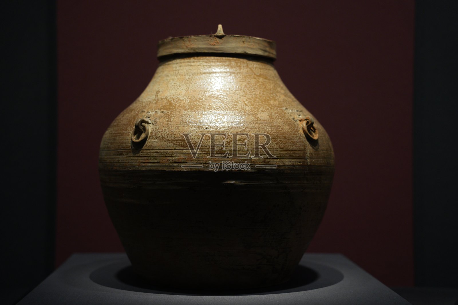 战国青釉四系陶罐博物馆展陈照片摄影图片