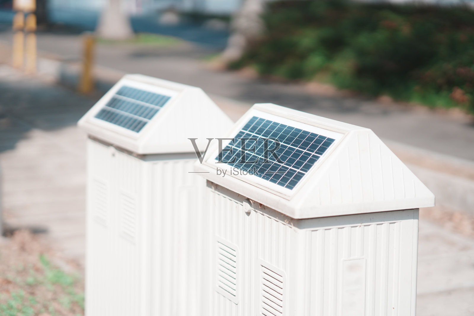 户外白色高压电箱配太阳能板照片摄影图片