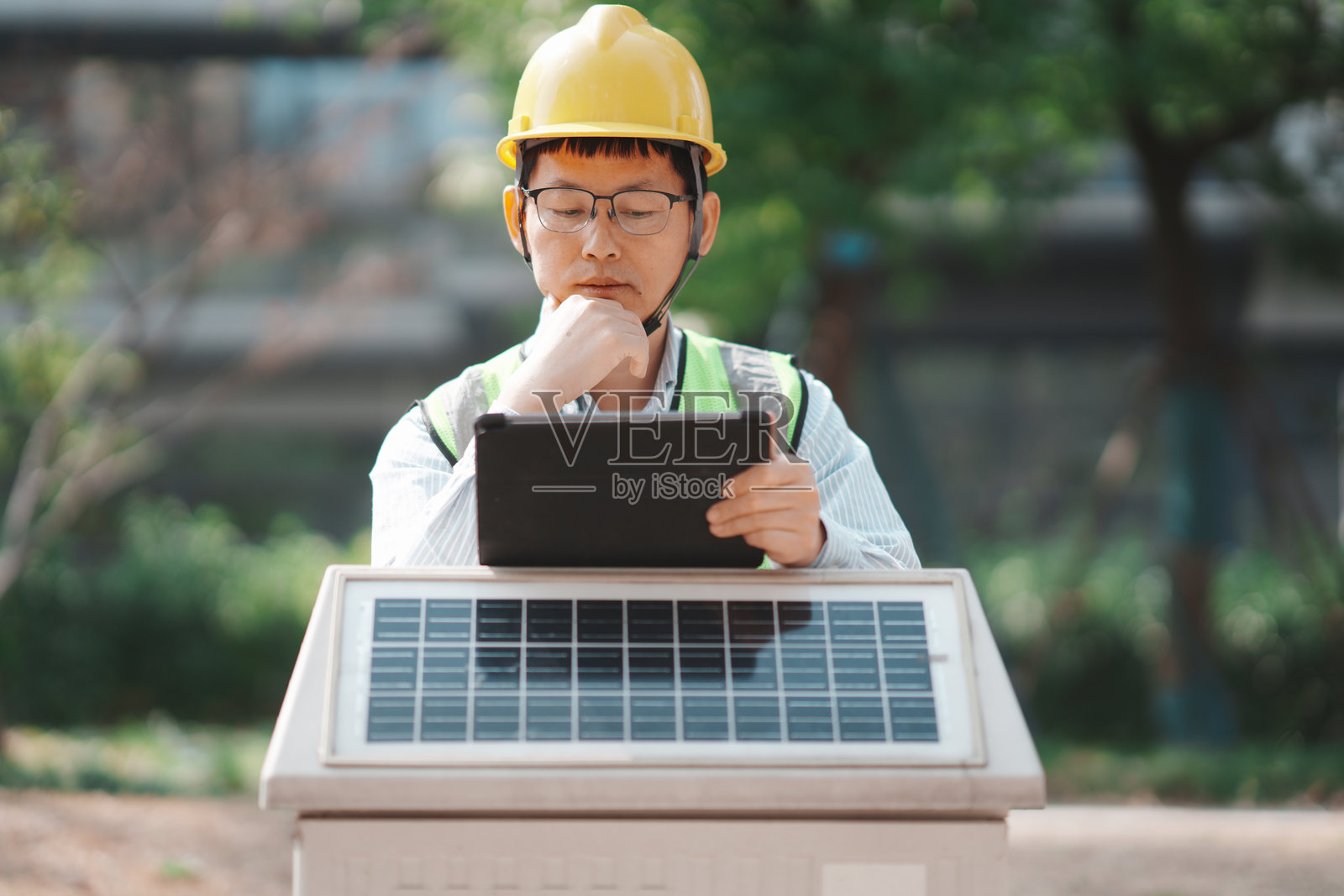 工程师戴安全帽查太阳能设备平板照片摄影图片