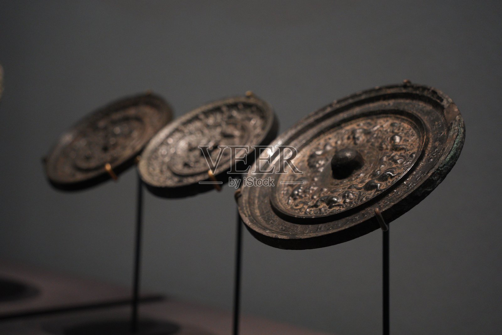 三面汉代铜镜展陈特写照片摄影图片