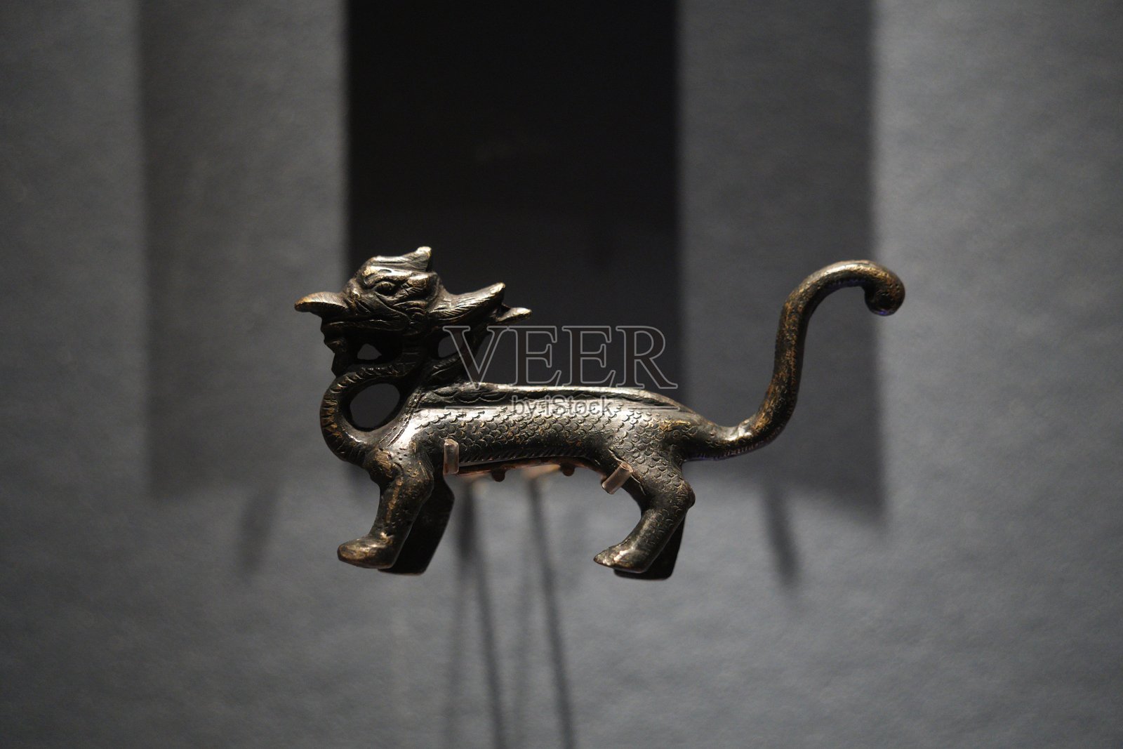 战国青铜龙形佩饰文物特写照片摄影图片
