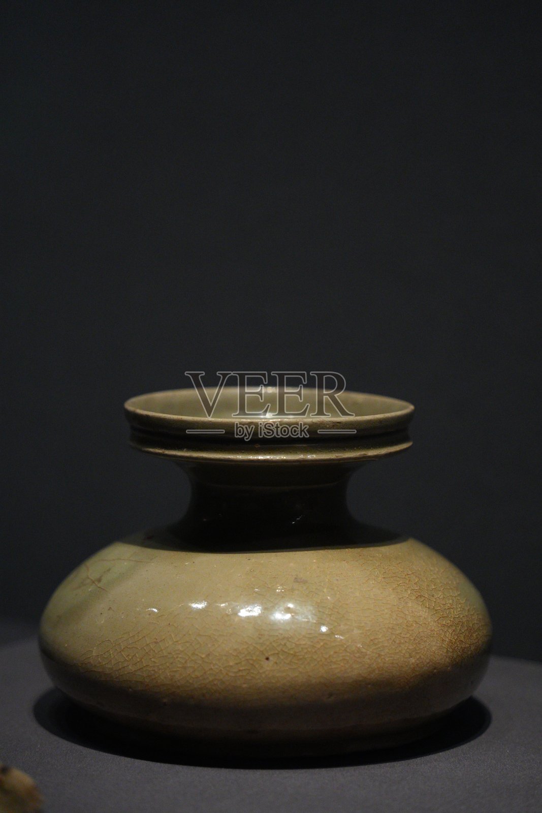 青釉瓷壶静物特写深色背景照片摄影图片