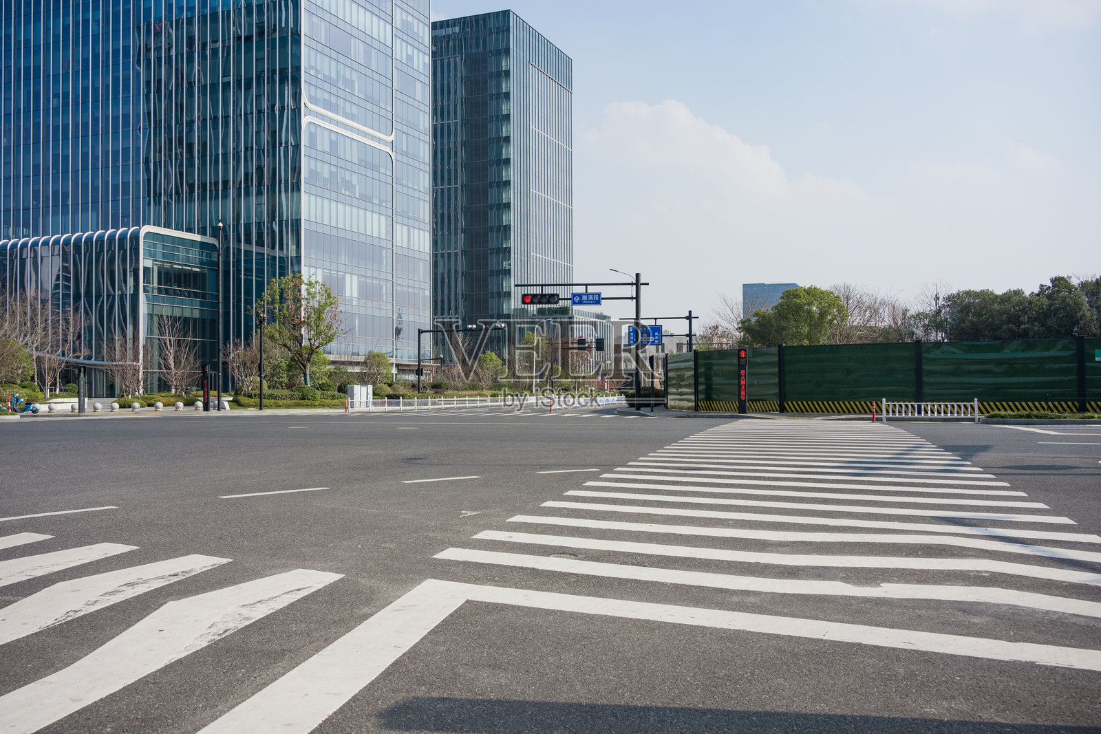 现代城市空旷街道与玻璃幕墙高楼照片摄影图片